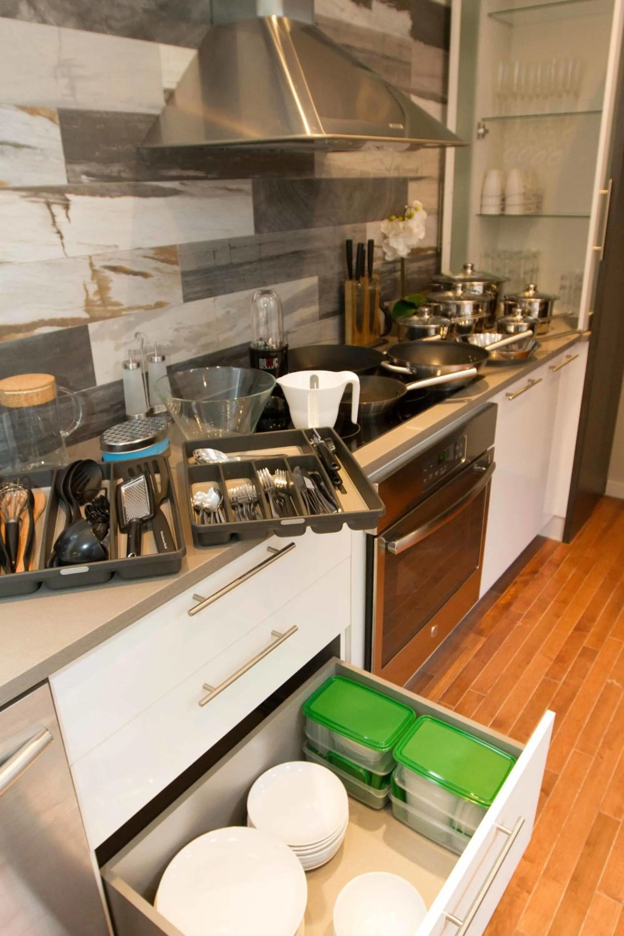 Kitchen or kitchenette in MTLVacationRentals - The FabFour