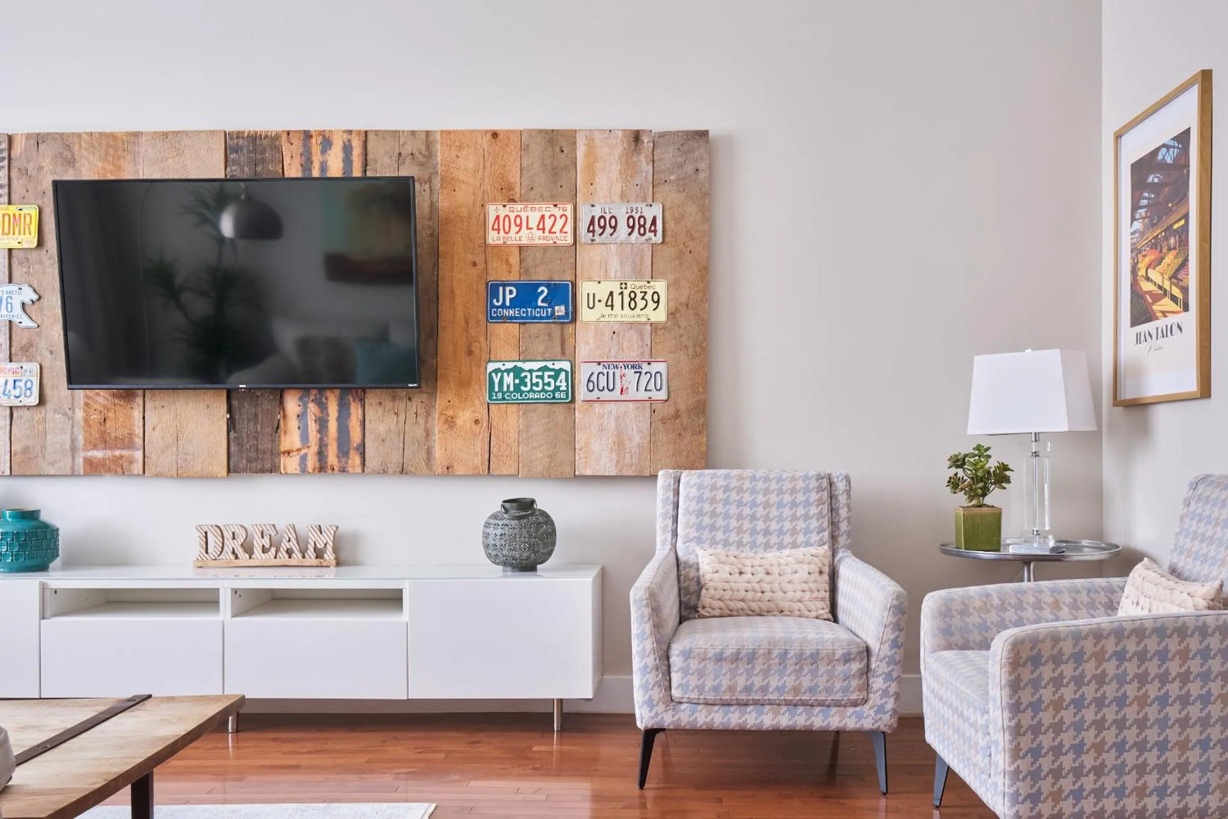 Seating area in MTLVacationRentals - The FabFour