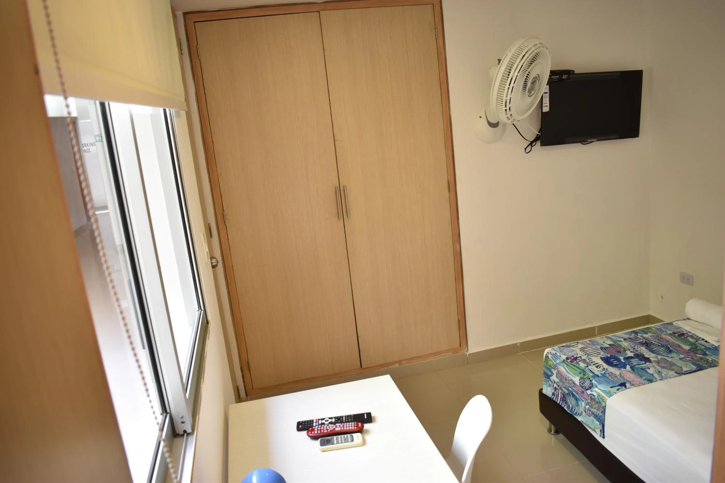 Communal lounge/ TV room, Bed in Color House Santa Marta