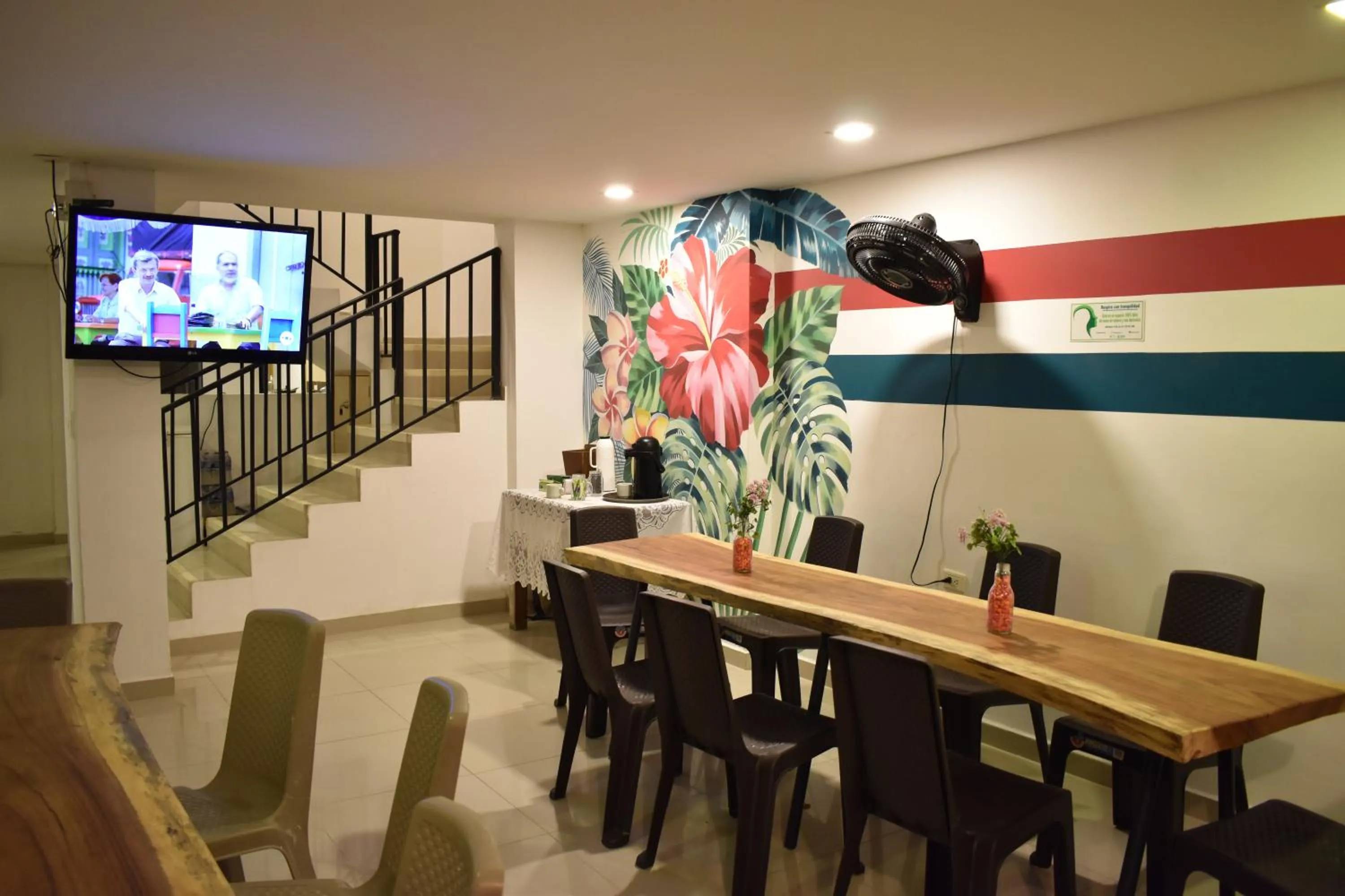 Communal lounge/ TV room in Color House Santa Marta