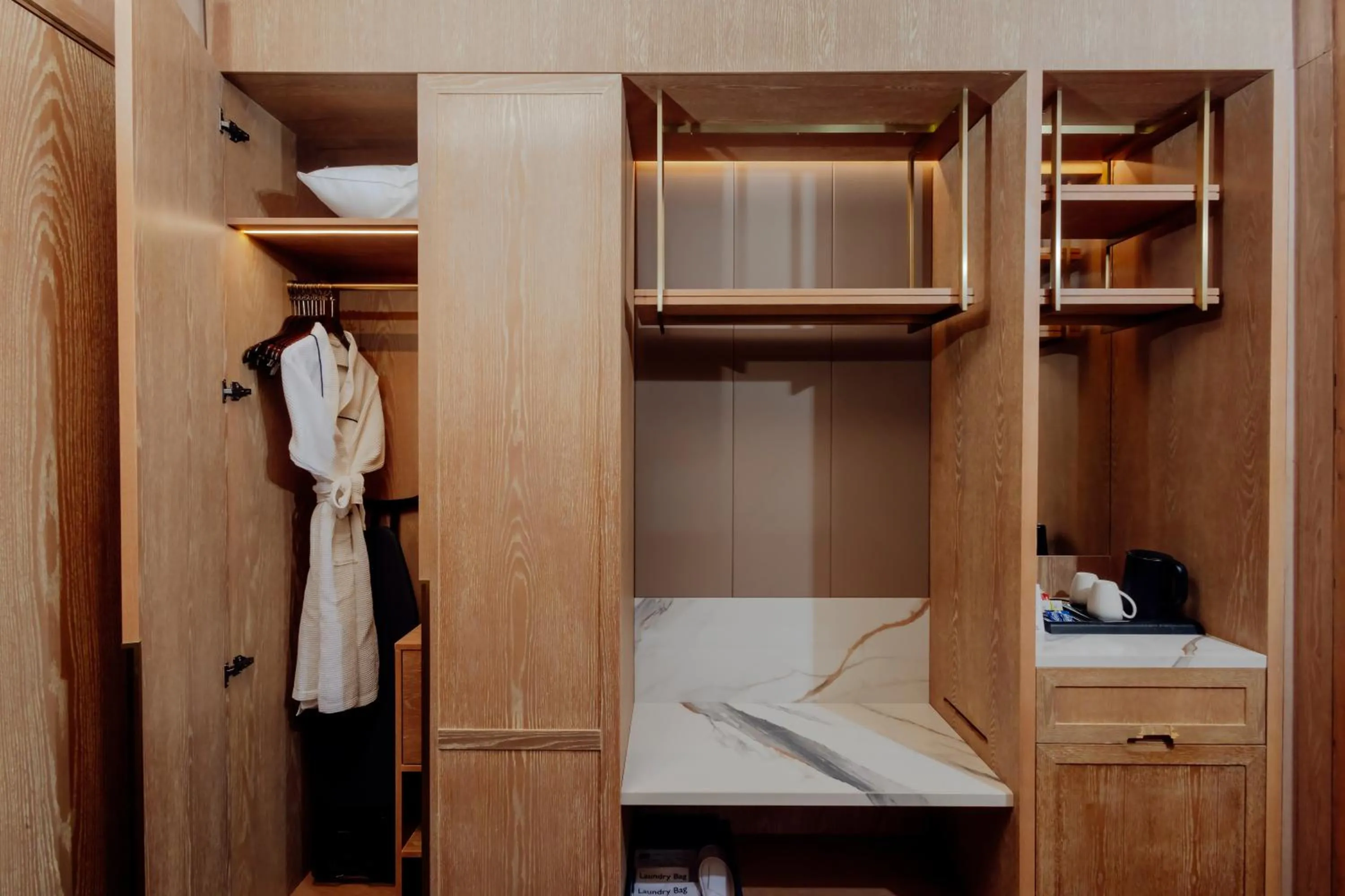 wardrobe, Bed in The Tivoli New Delhi