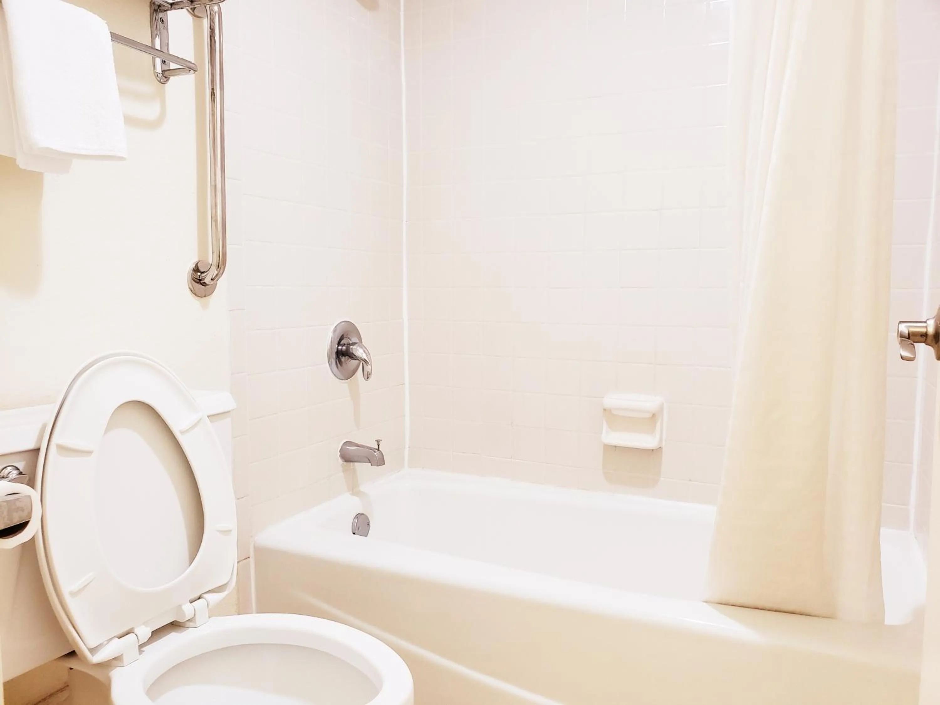 Bathroom in Simple Rewards Inn