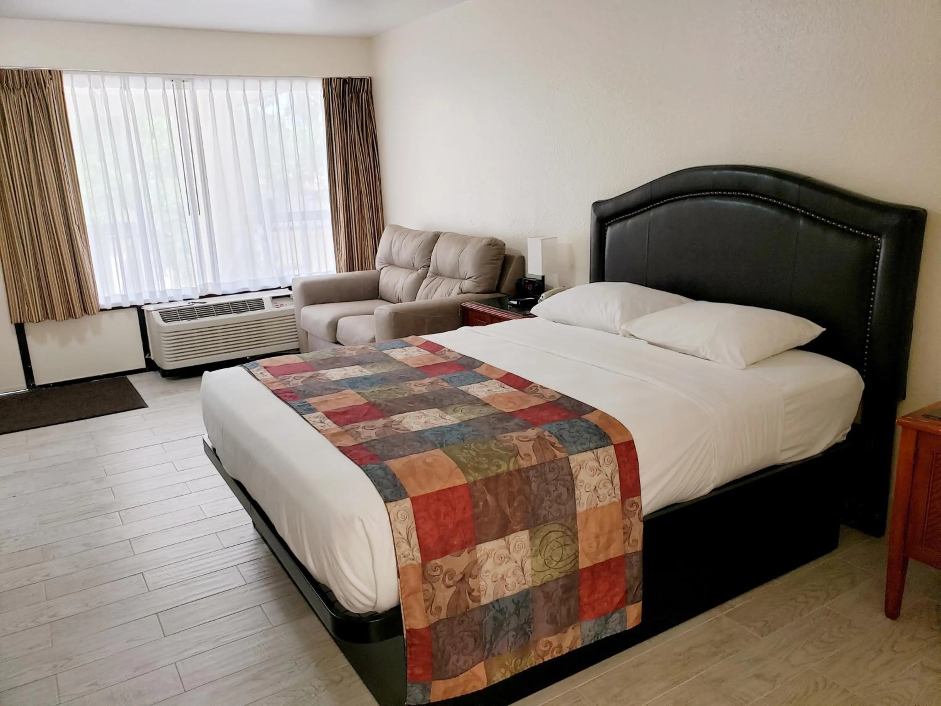 Photo of the whole room, Bed in Simple Rewards Inn