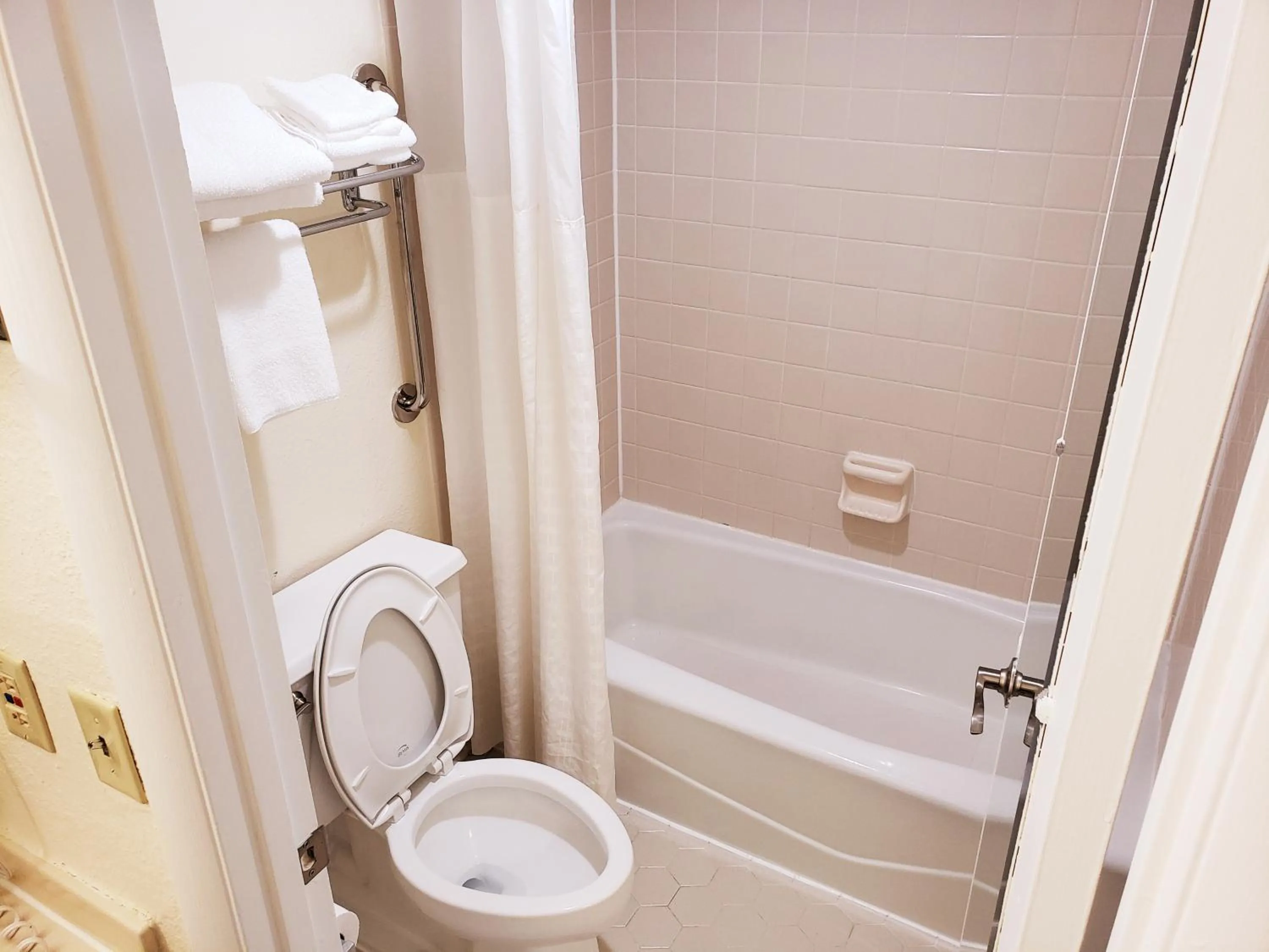 Bathroom in Simple Rewards Inn