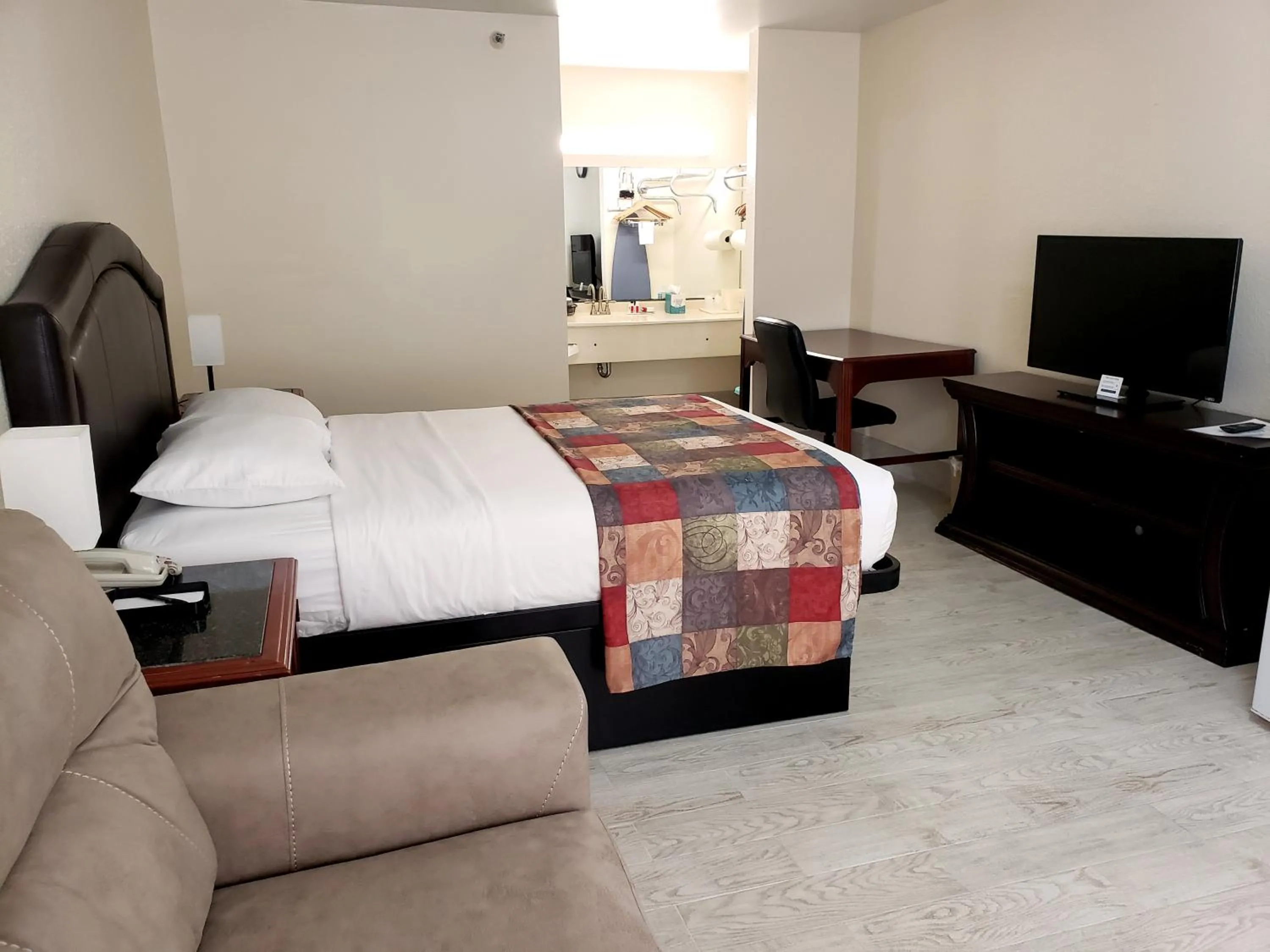Photo of the whole room, Bed in Simple Rewards Inn