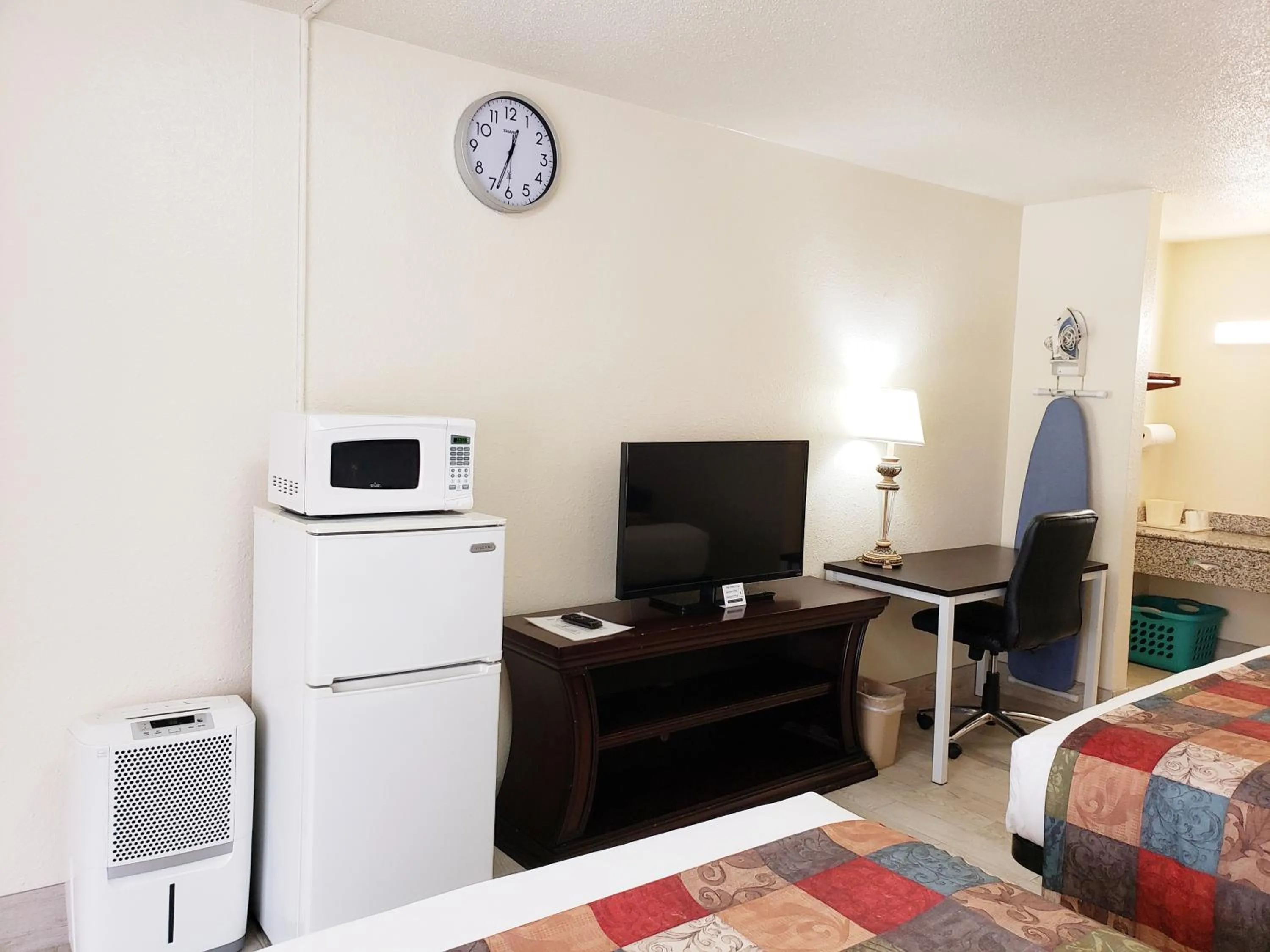 TV and multimedia, Bed in Simple Rewards Inn