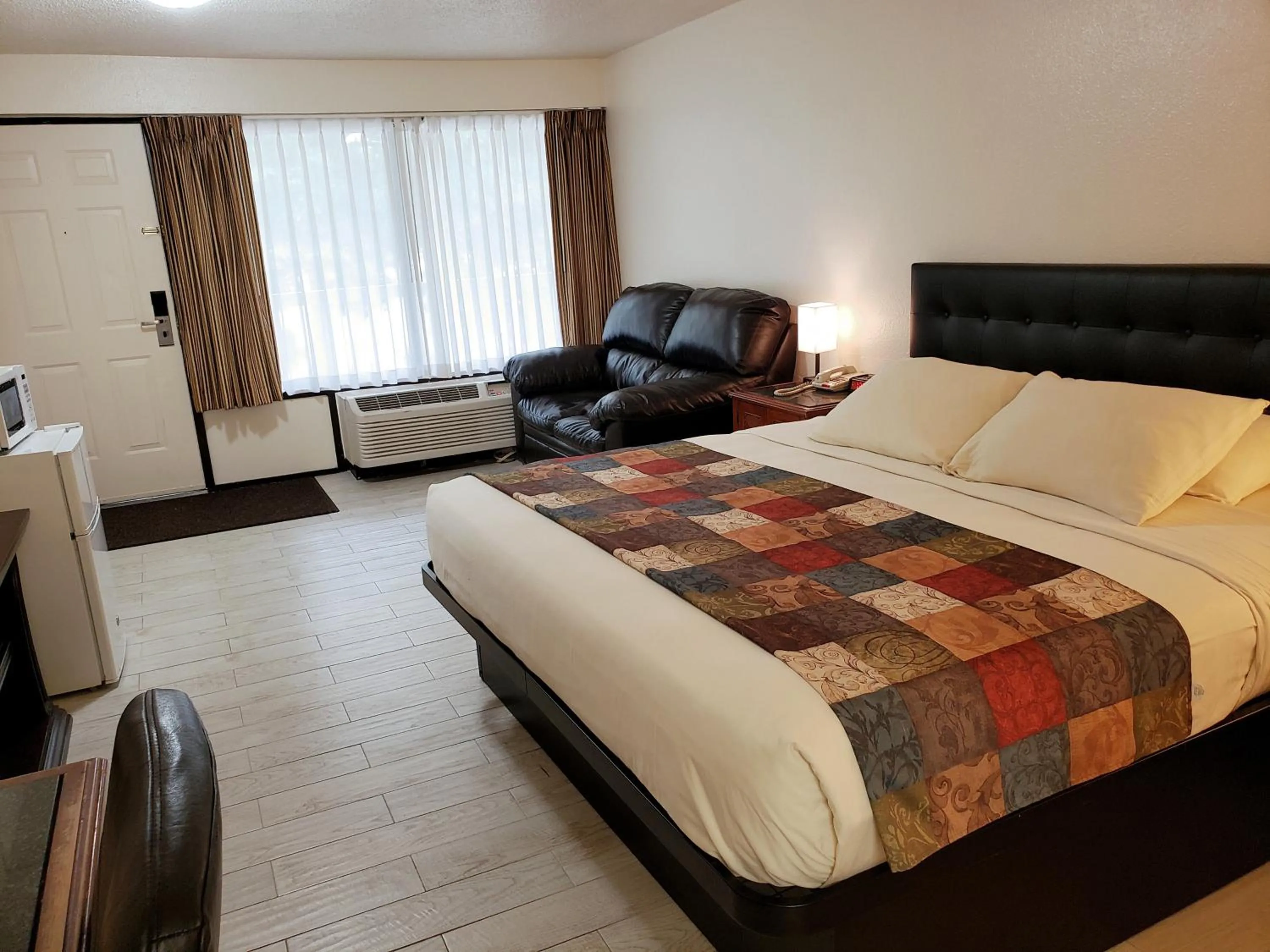 Photo of the whole room, Bed in Simple Rewards Inn