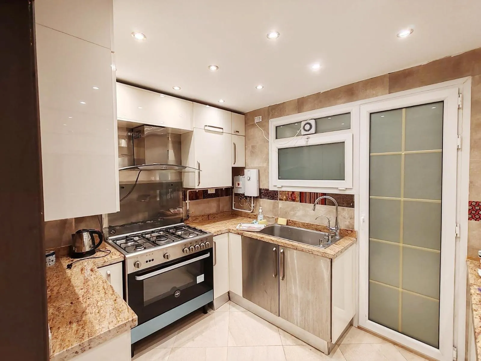 oven in Furnished Flat In Rehab New Cairo