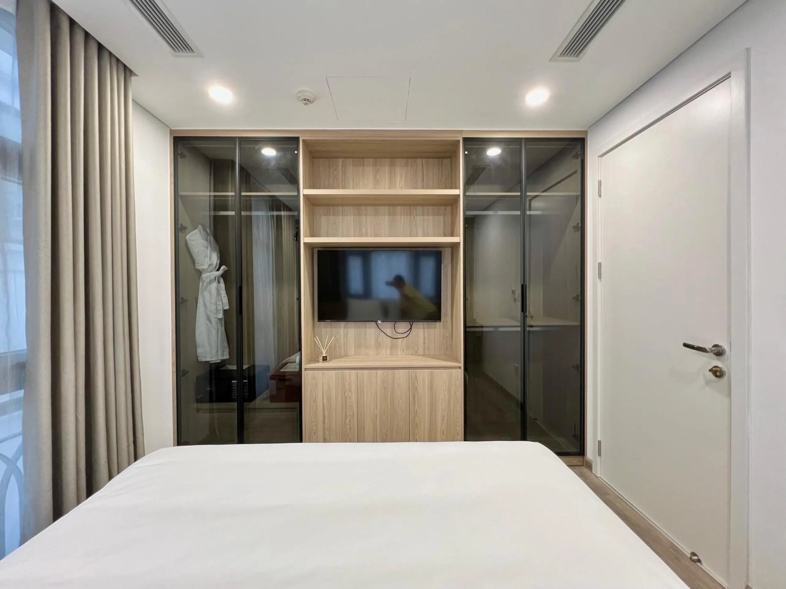wardrobe, Bed in 22Land Legend Hotel & Residence