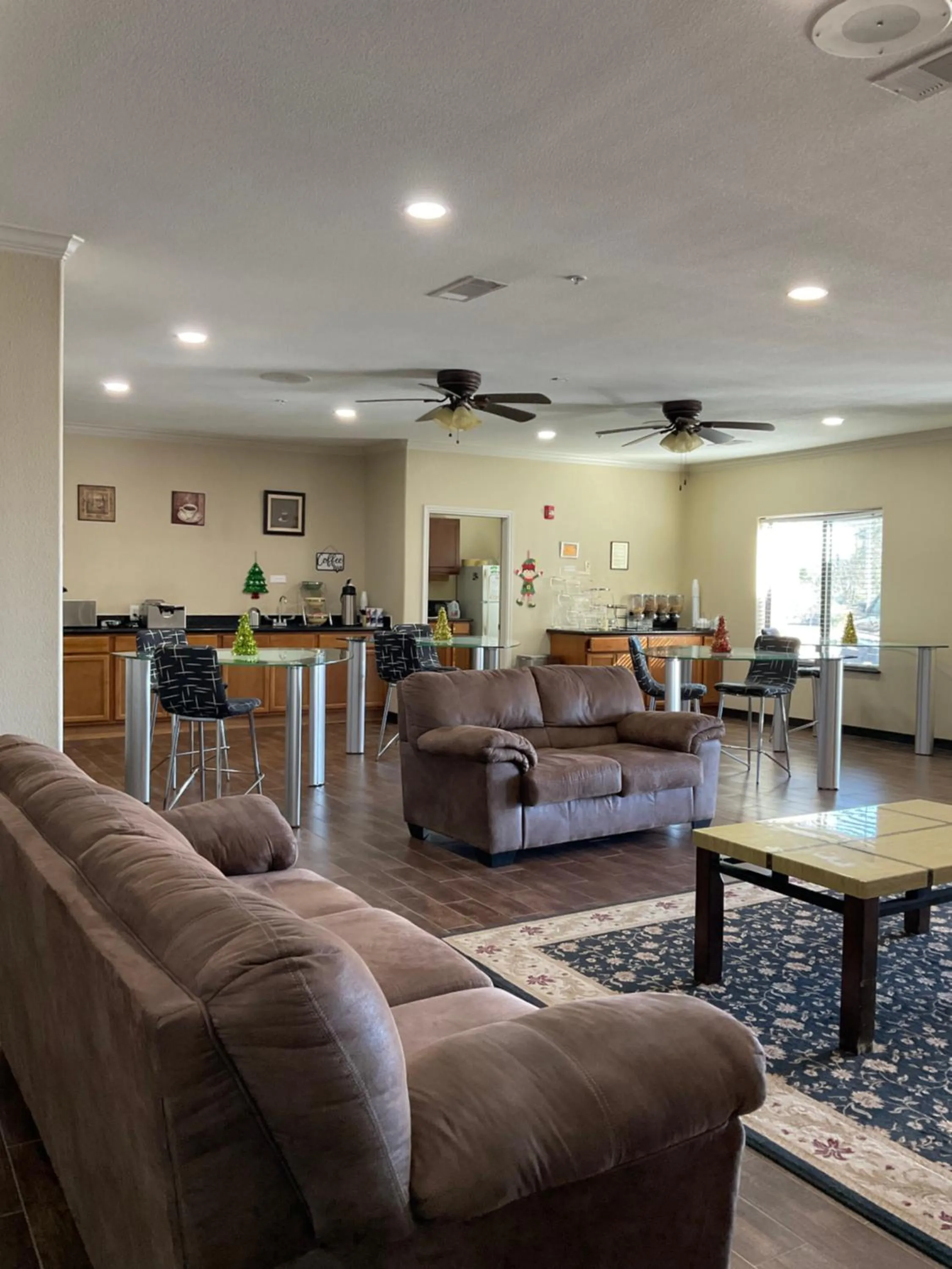 Seating area in Yorktown Inn and Suites