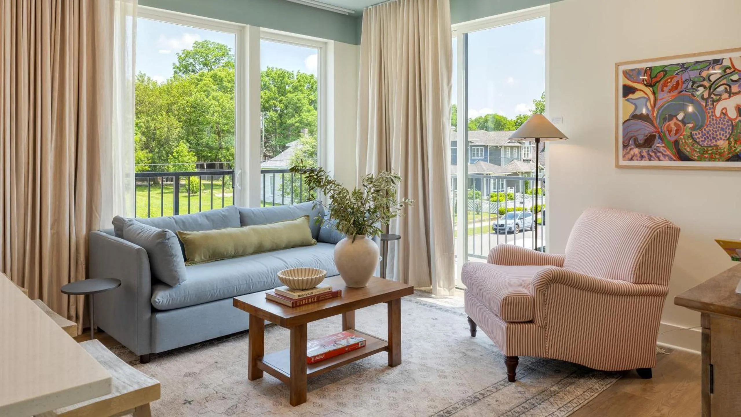 Living room in The Gilmore, an AvantStay Hotel