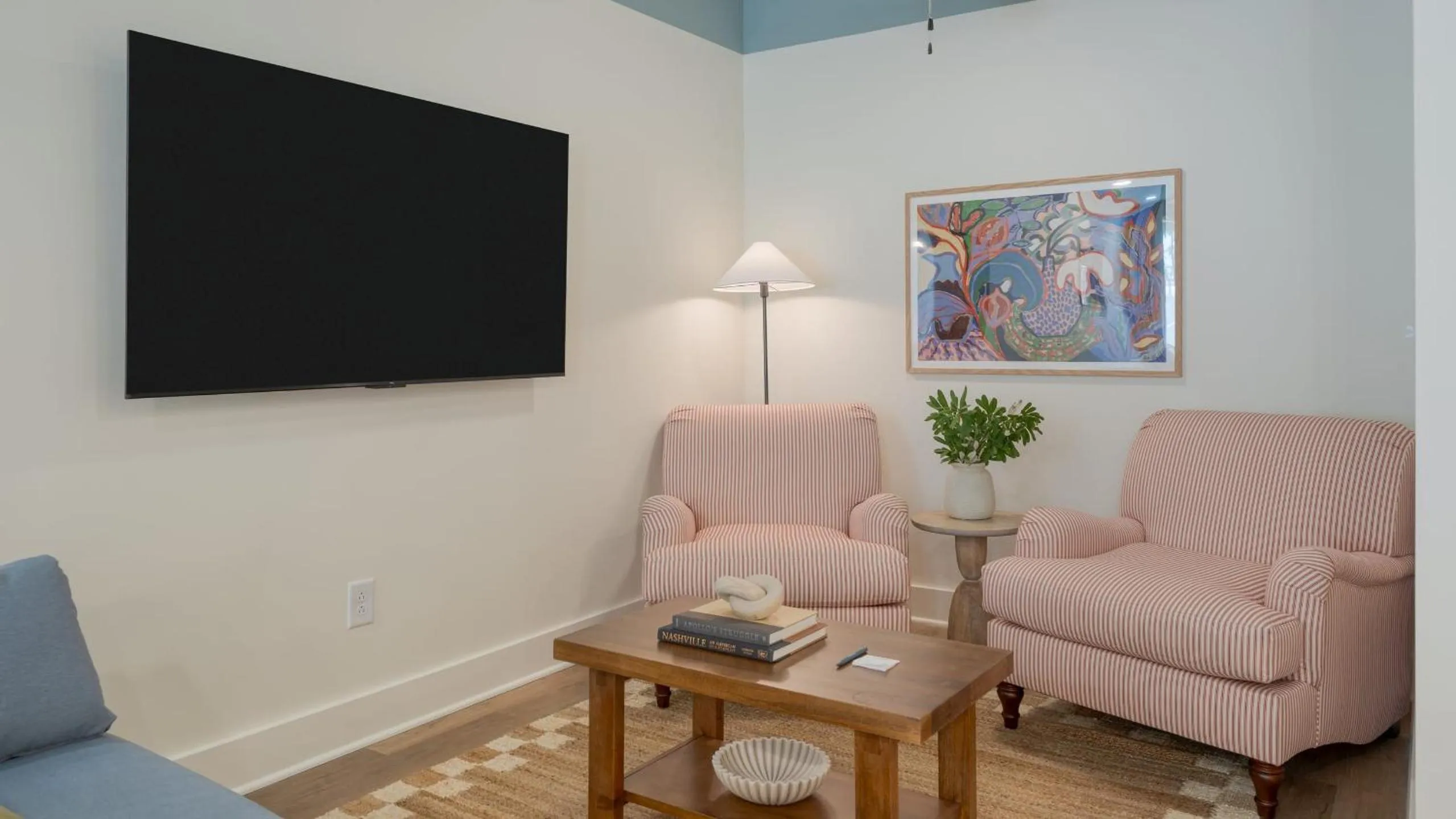 Living room in The Gilmore, an AvantStay Hotel