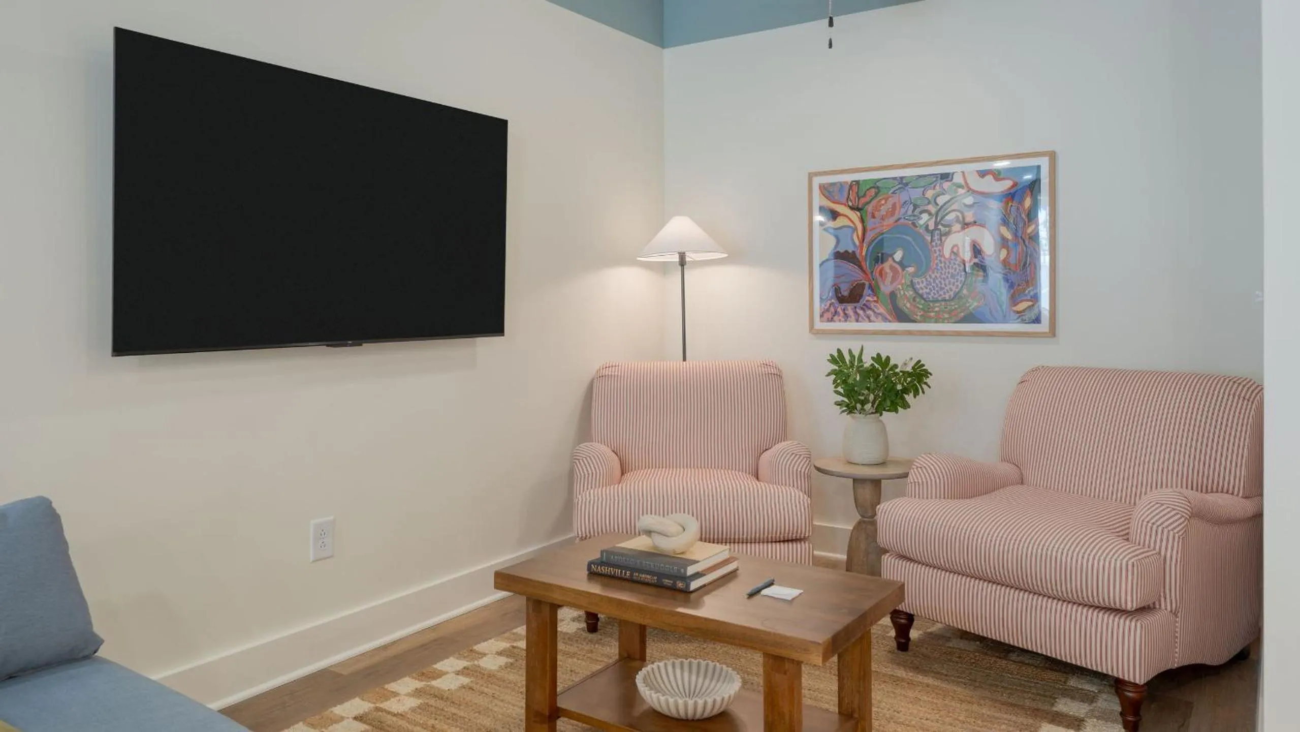 Living room in The Gilmore, an AvantStay Hotel