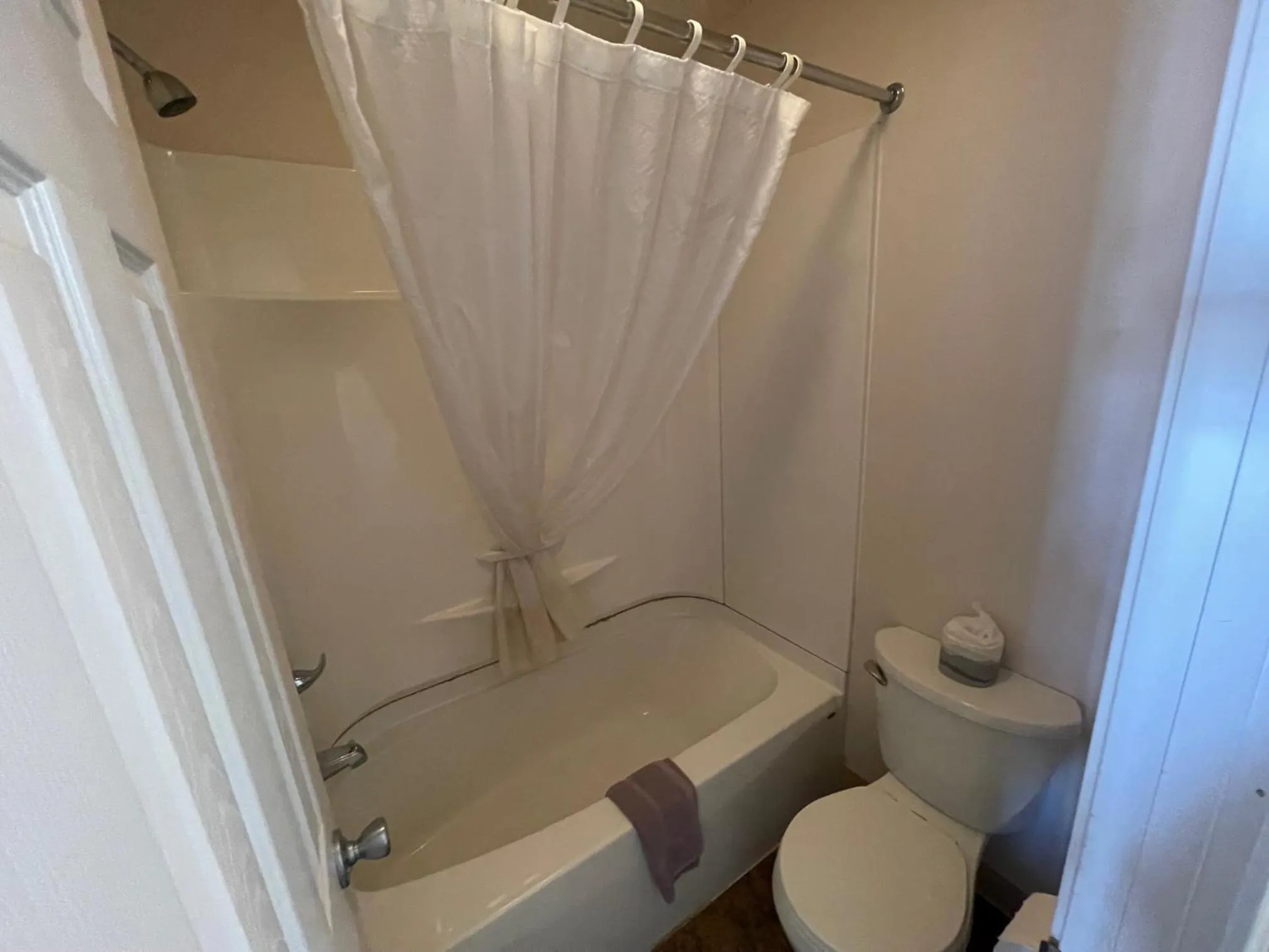 Shower in Riverside Inn