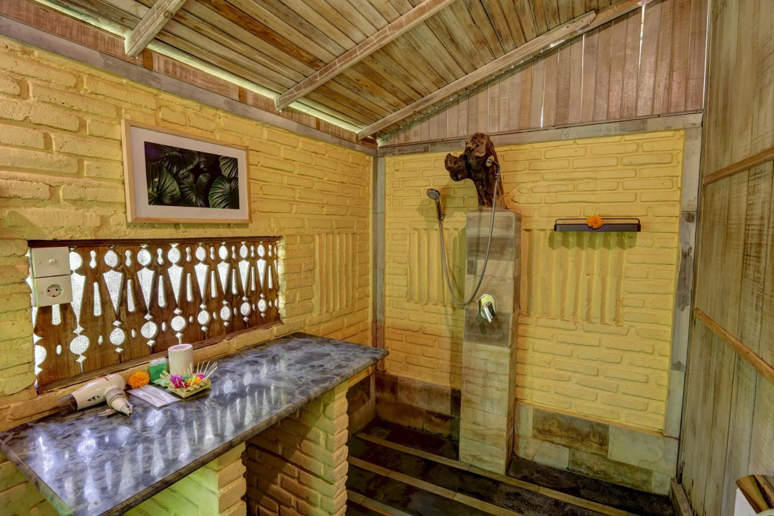 Shower in Junjungan Suite