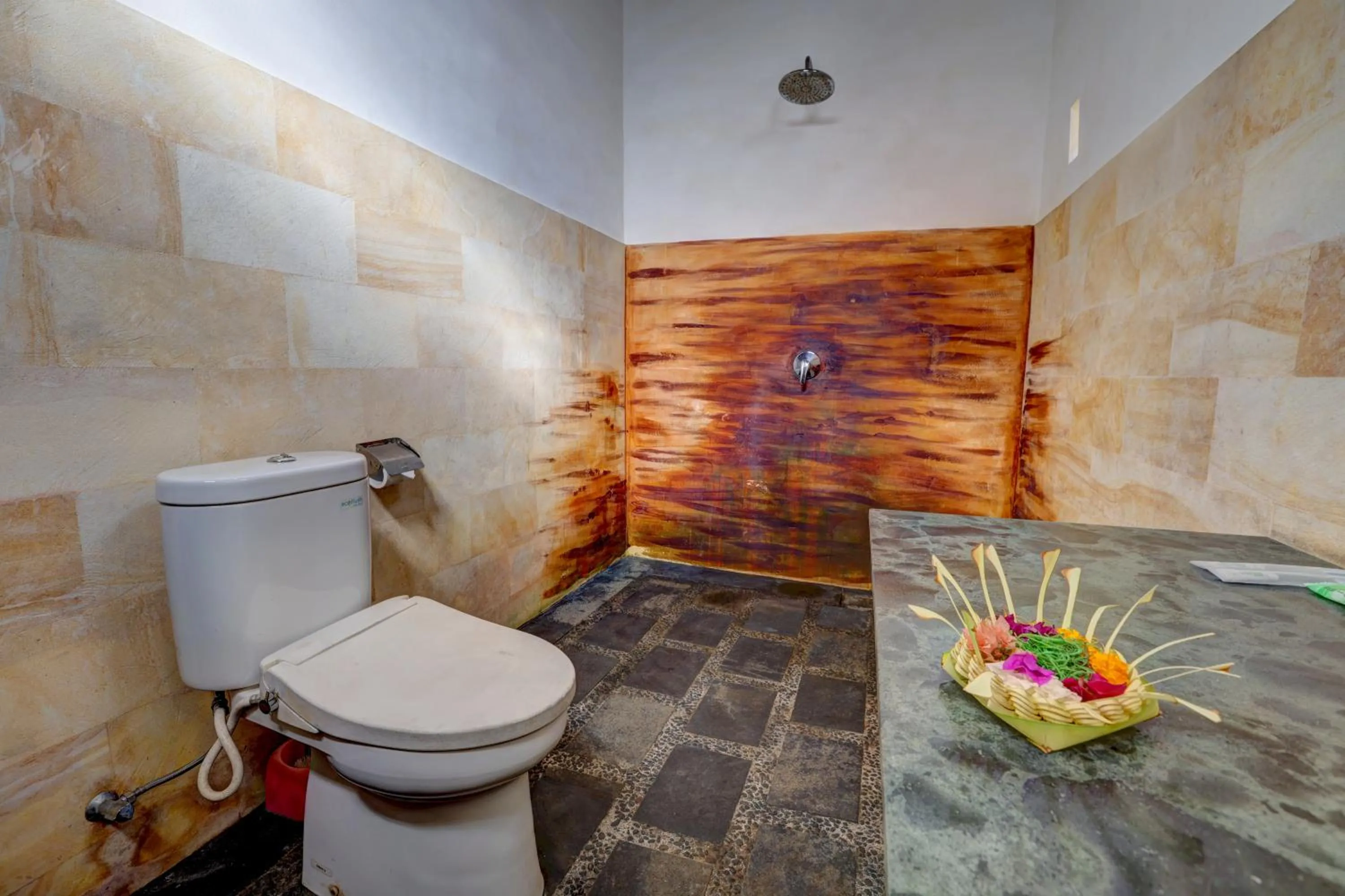 Shower in Junjungan Suite