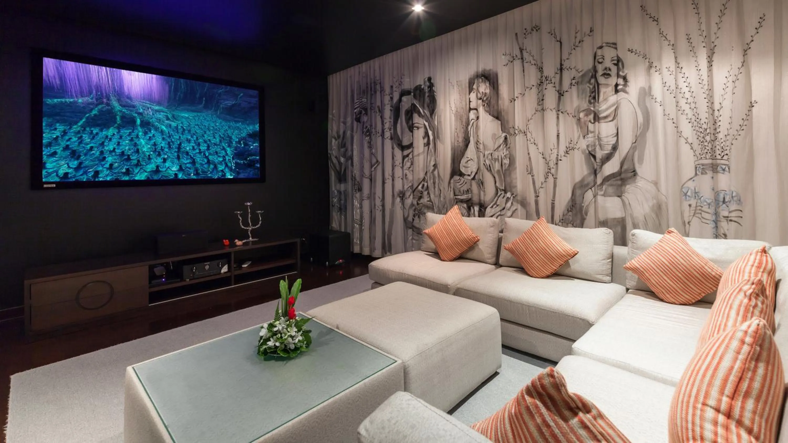 Communal lounge/ TV room in Ocean's 11 Villa