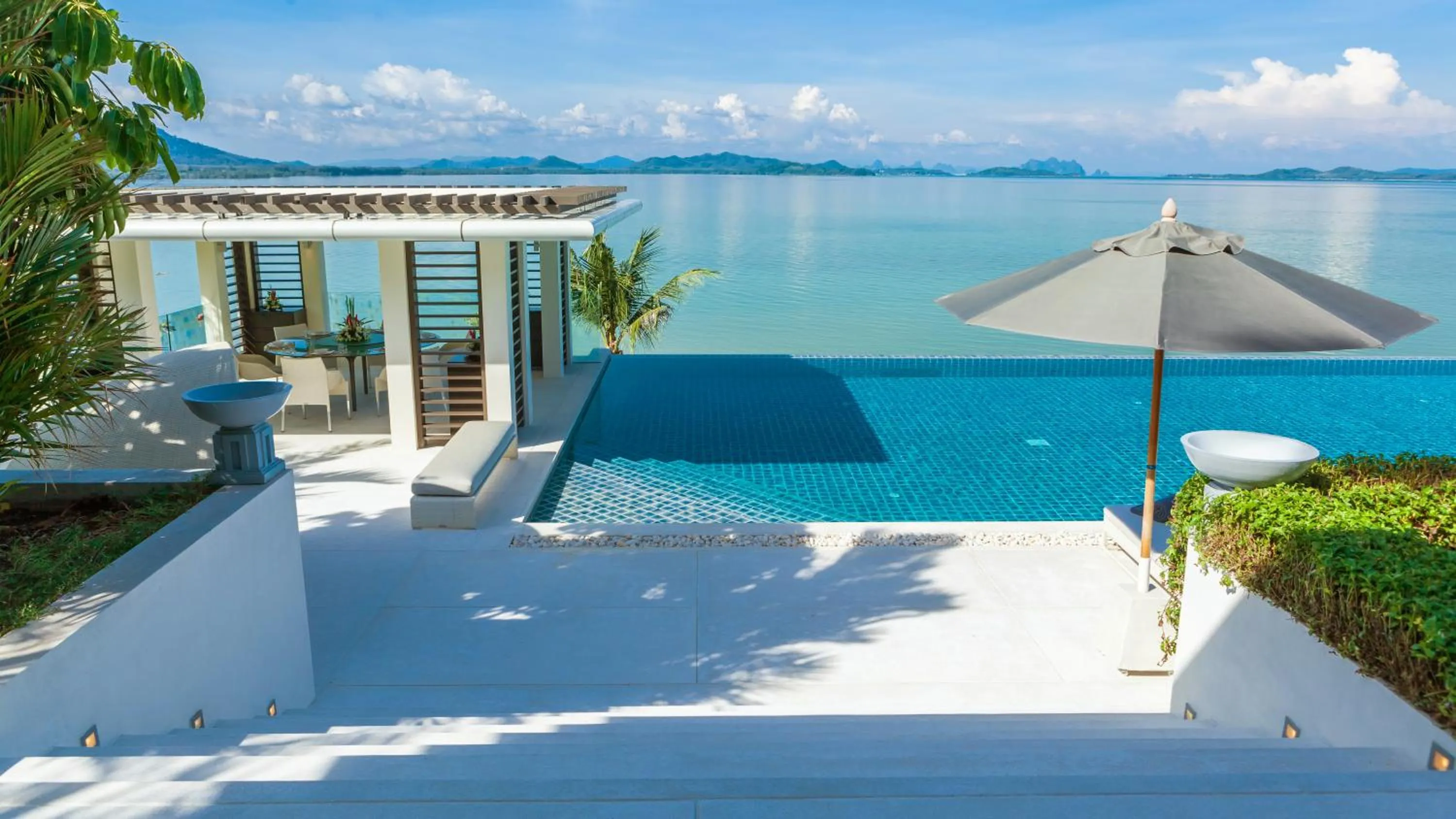 Swimming pool in Ocean's 11 Villa