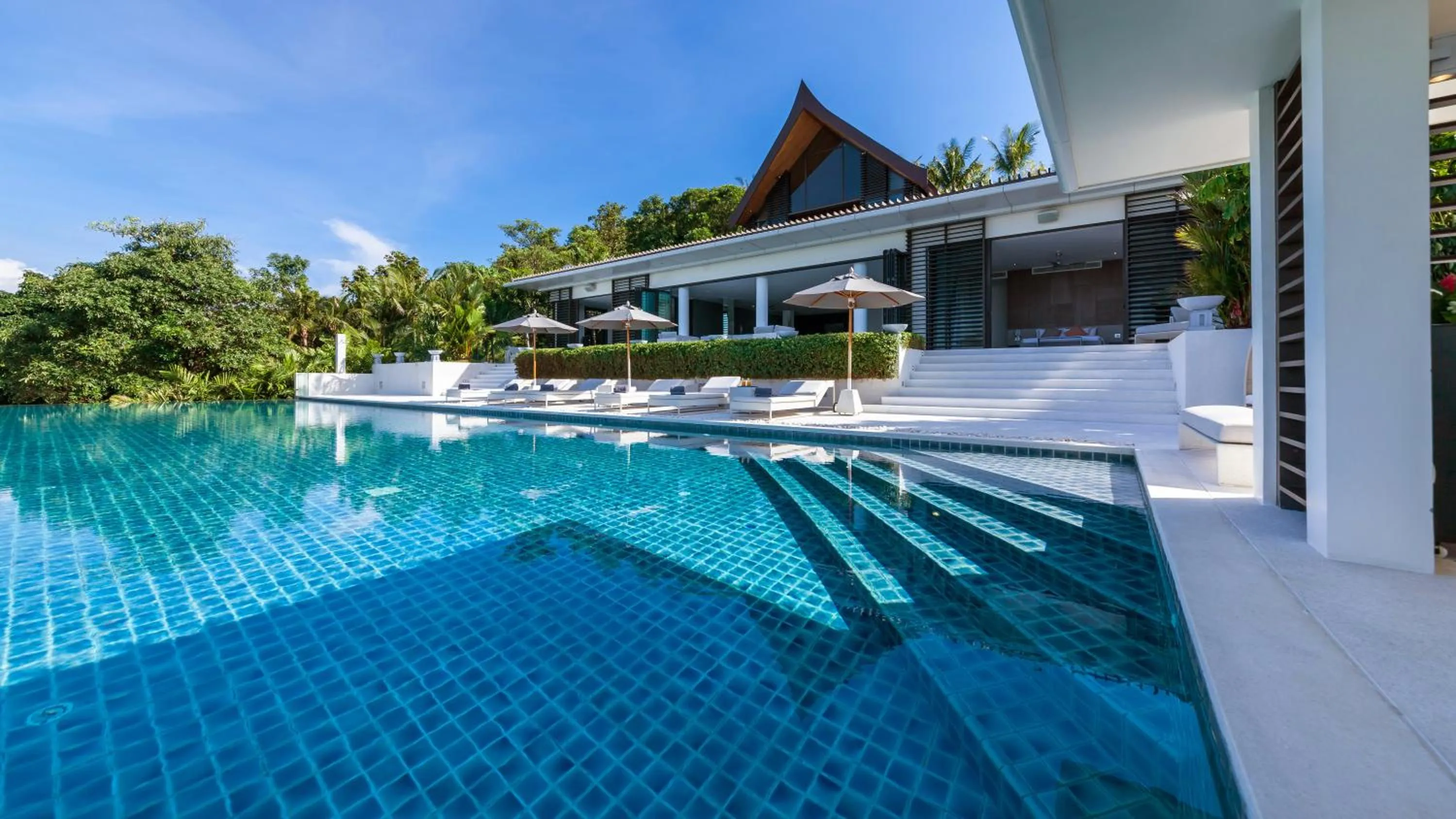 Swimming pool in Ocean's 11 Villa