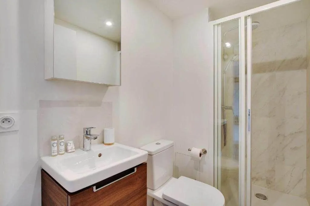 Shower in La Lumière de Paris