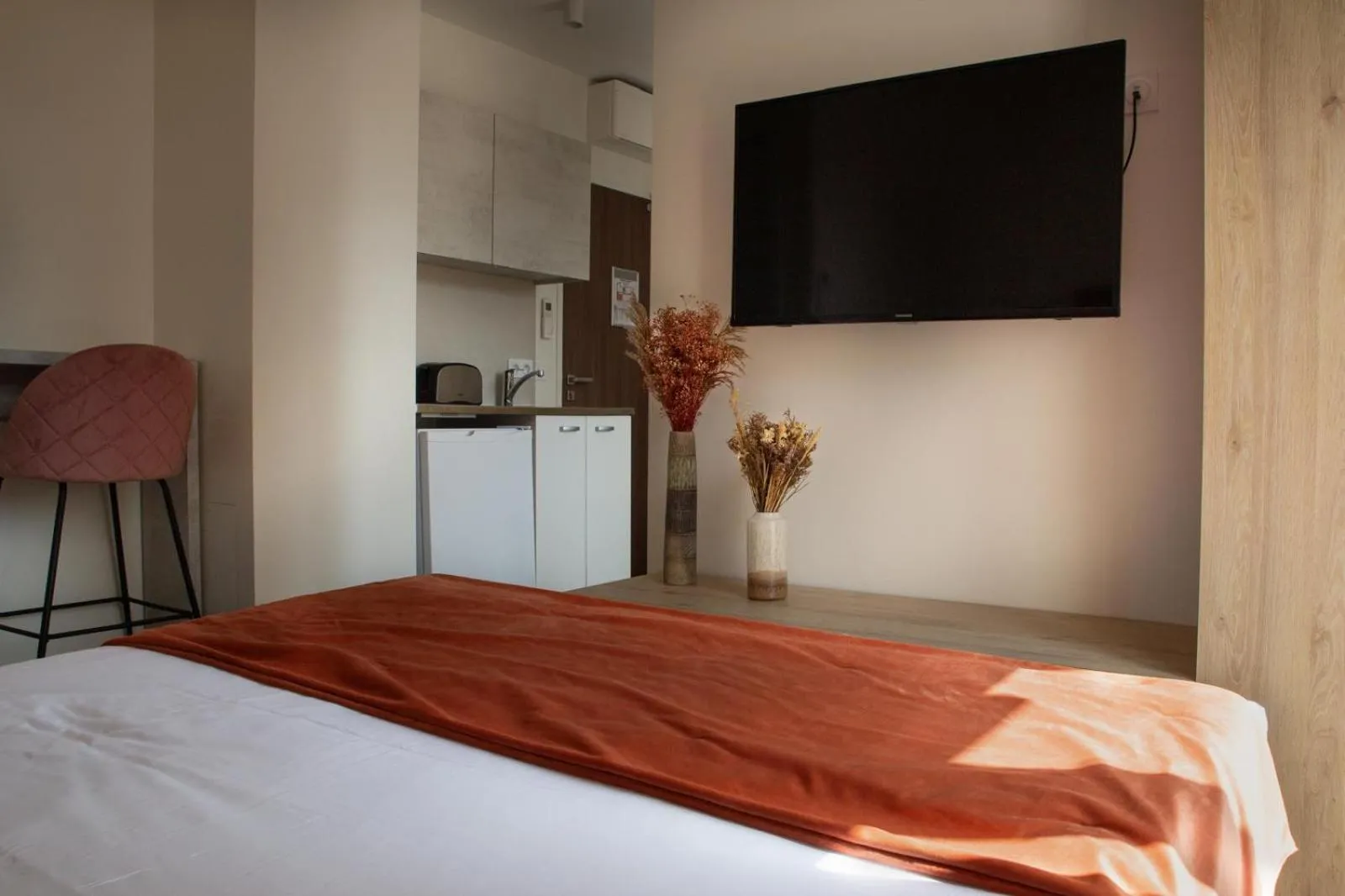 Seating area, Bed in La Lumière de Paris