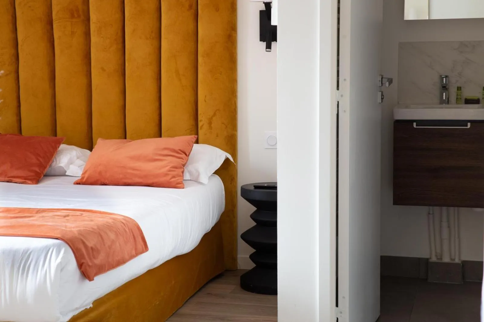 Bedroom, Bed in La Lumière de Paris