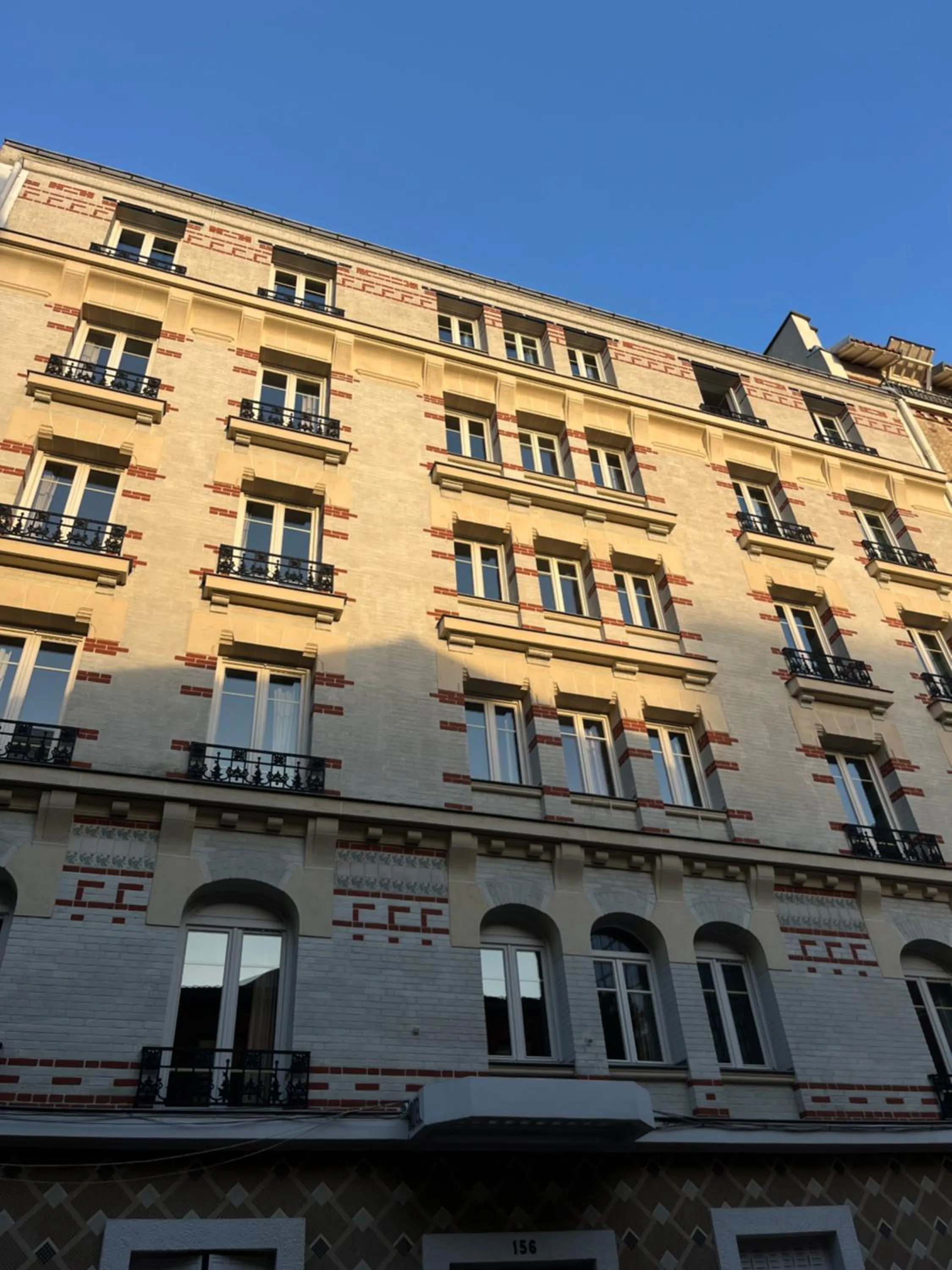 Property building in La Lumière de Paris