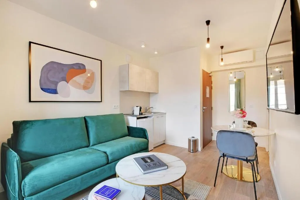 Communal lounge/ TV room in La Lumière de Paris