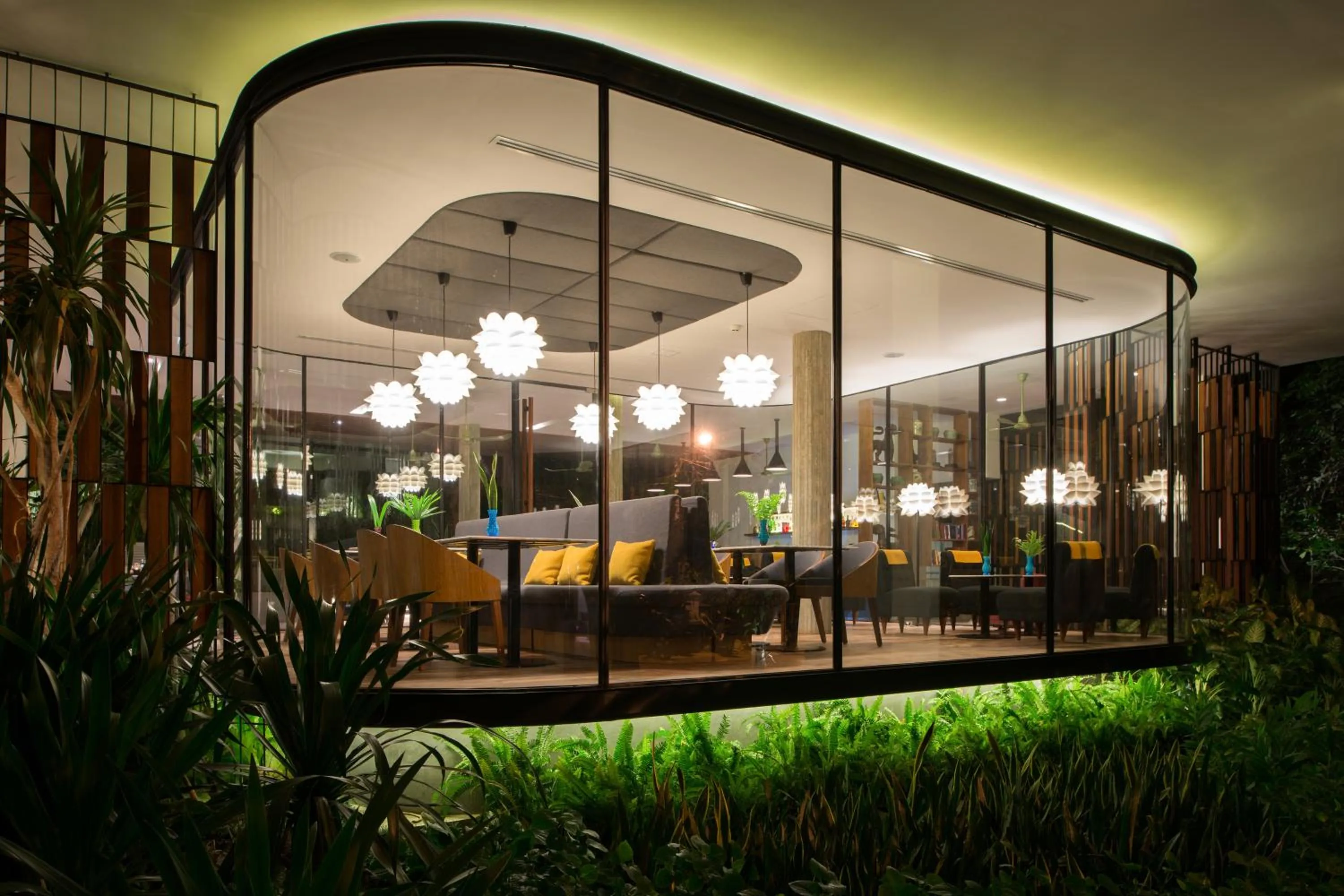 Restaurant/places to eat in Viroth's Hotel