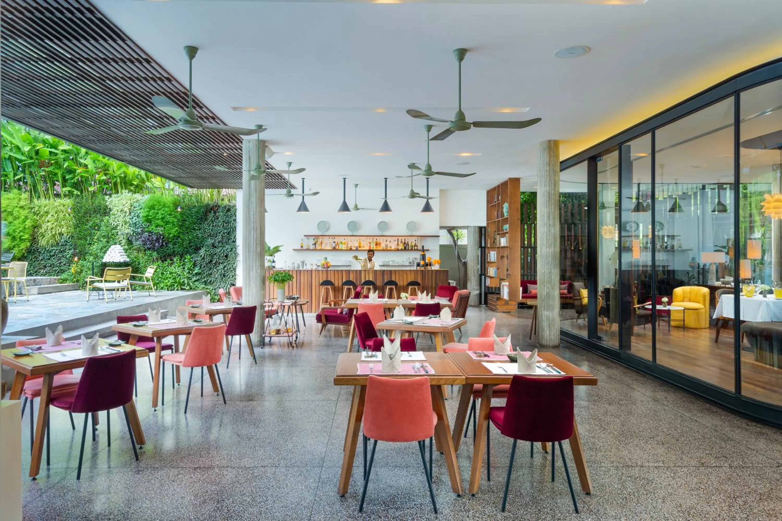 Restaurant/places to eat in Viroth's Hotel