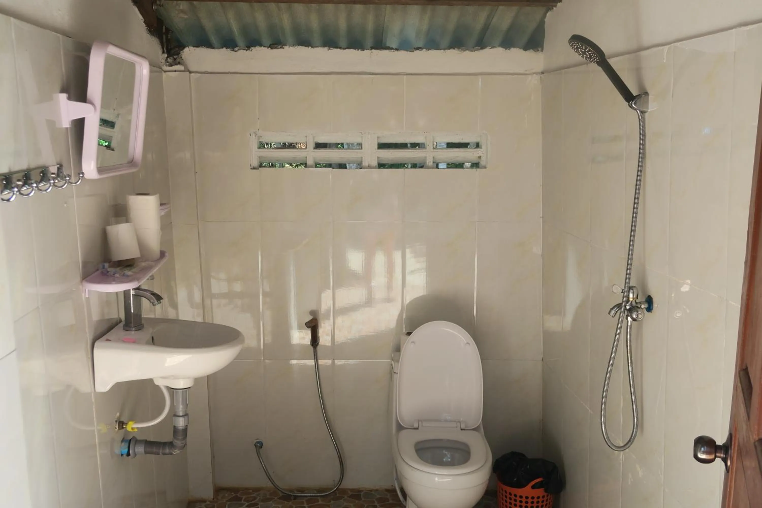 Shower in Coconutbeach Bungalows