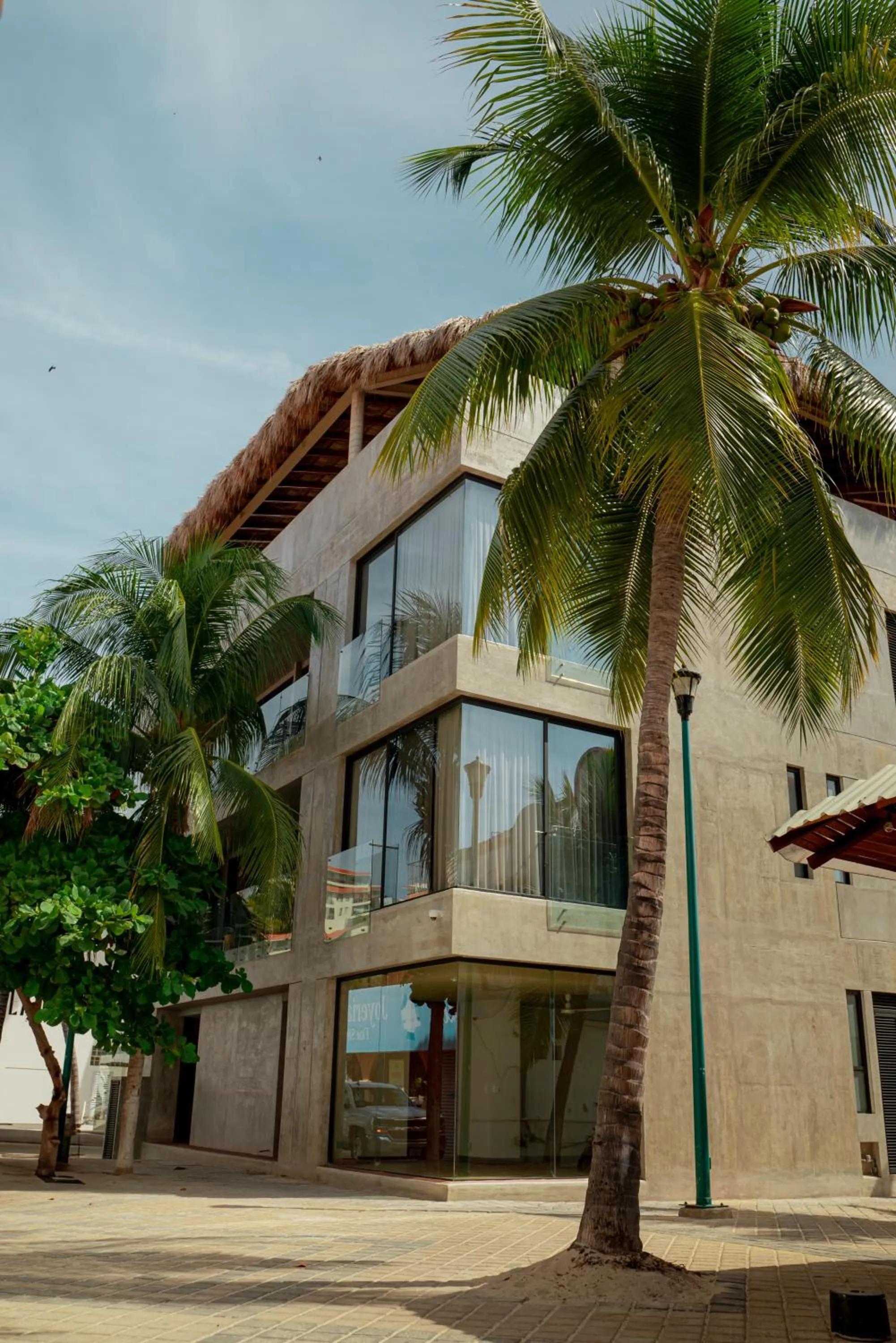 Facade/entrance in Unnu
