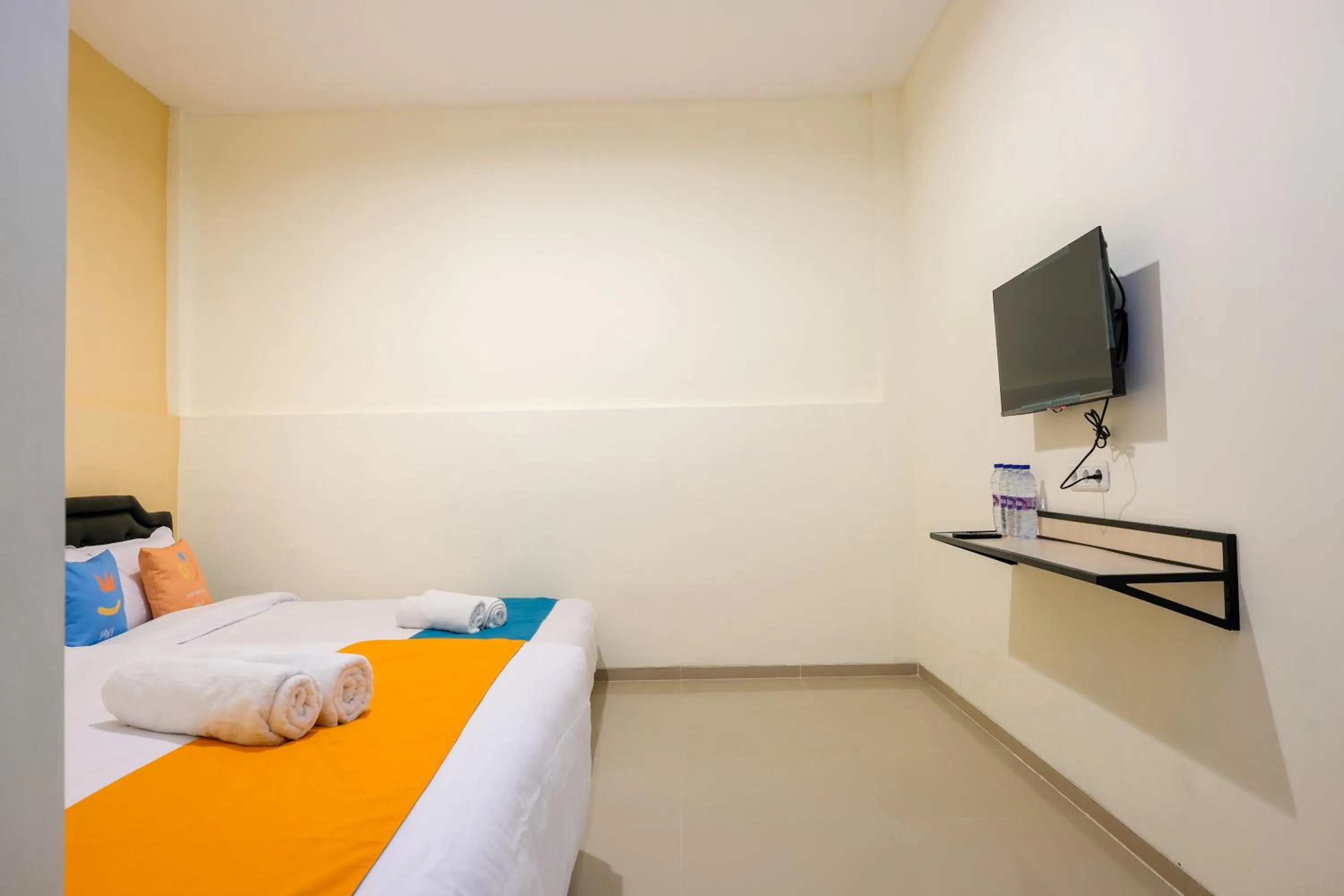 Bedroom, Bed in Sans Hotel Beskalan Malioboro