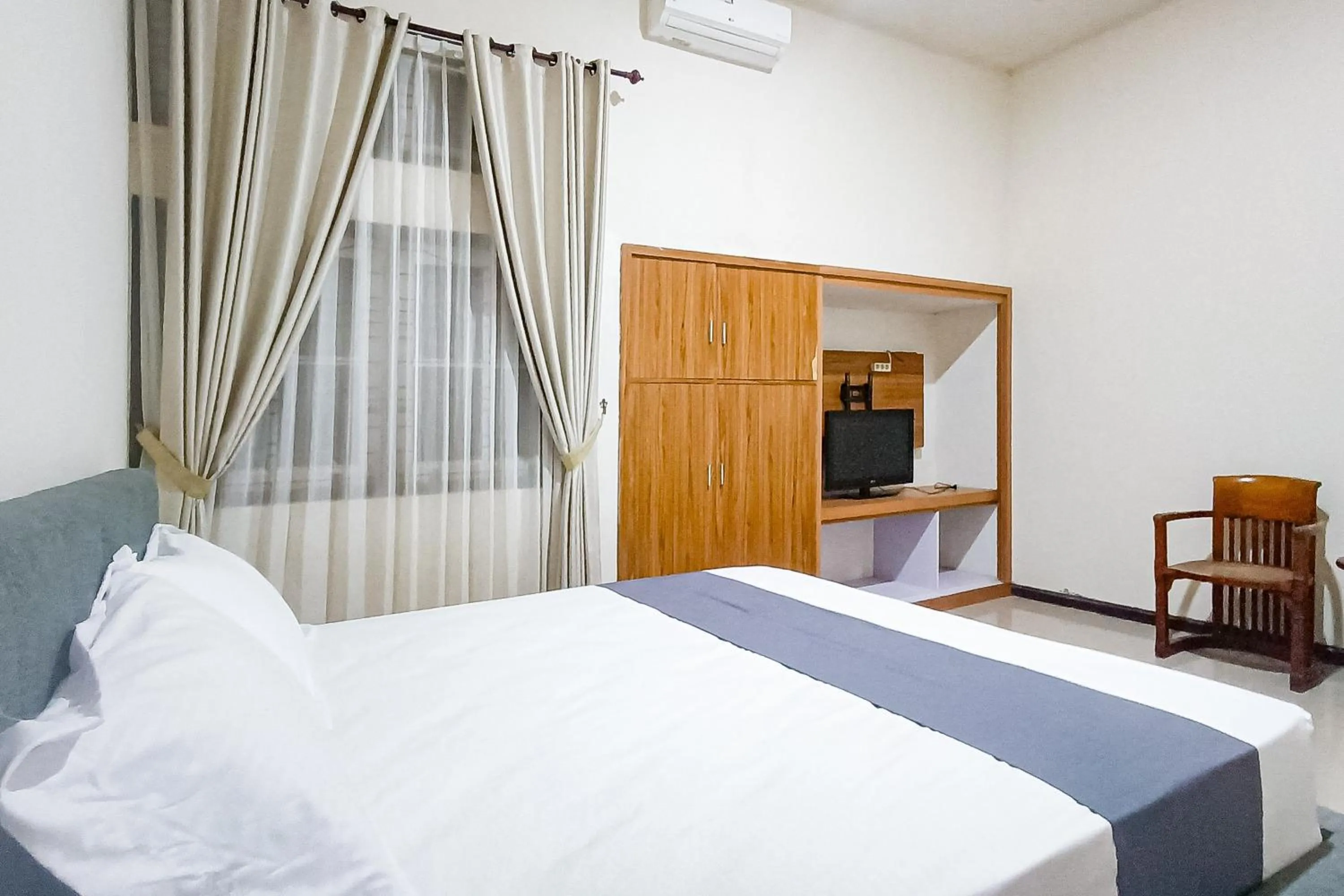 Bedroom, Bed in RedDoorz at RRR Guesthouse Mataram