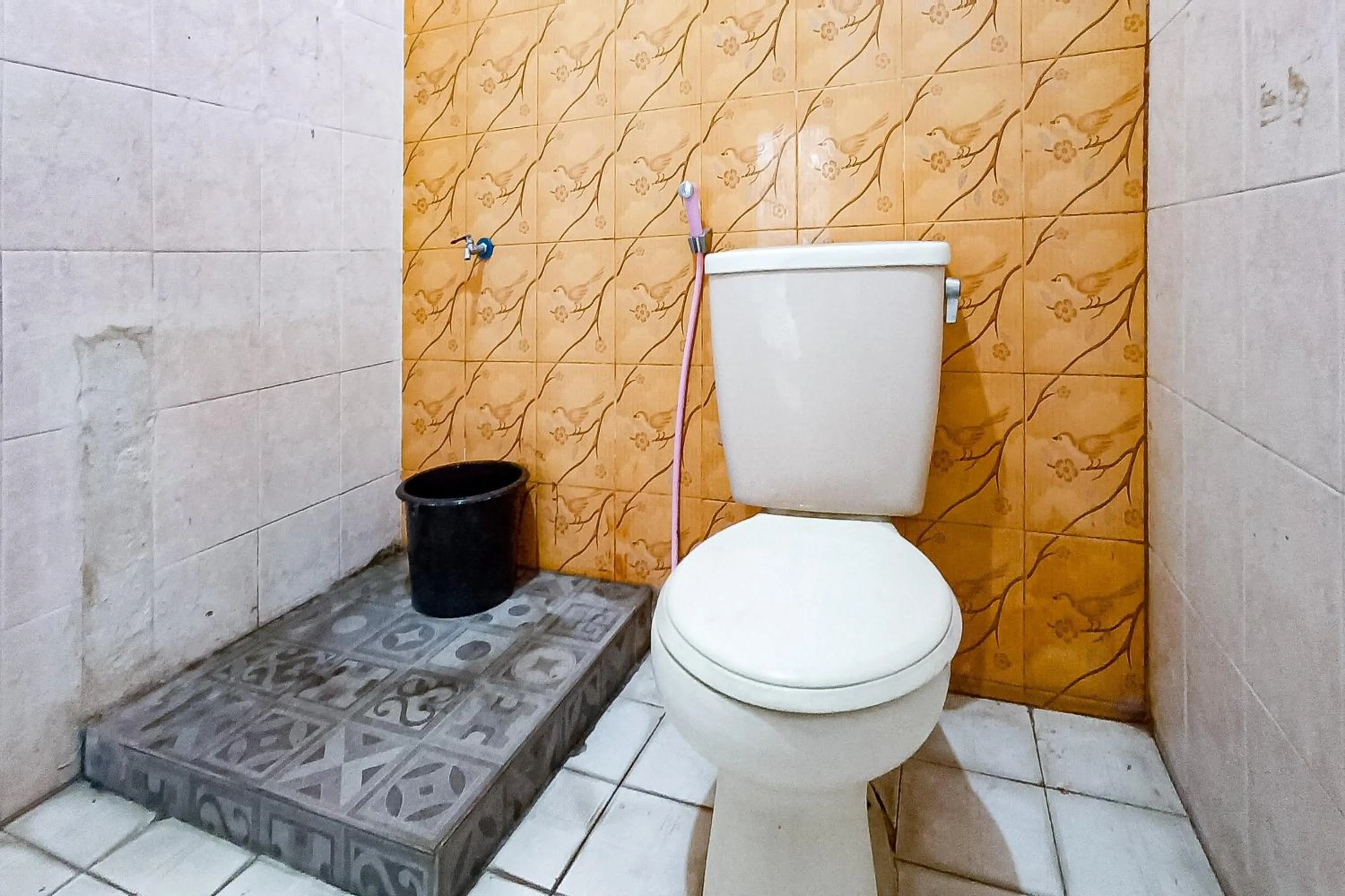 Bathroom in RedDoorz at RRR Guesthouse Mataram