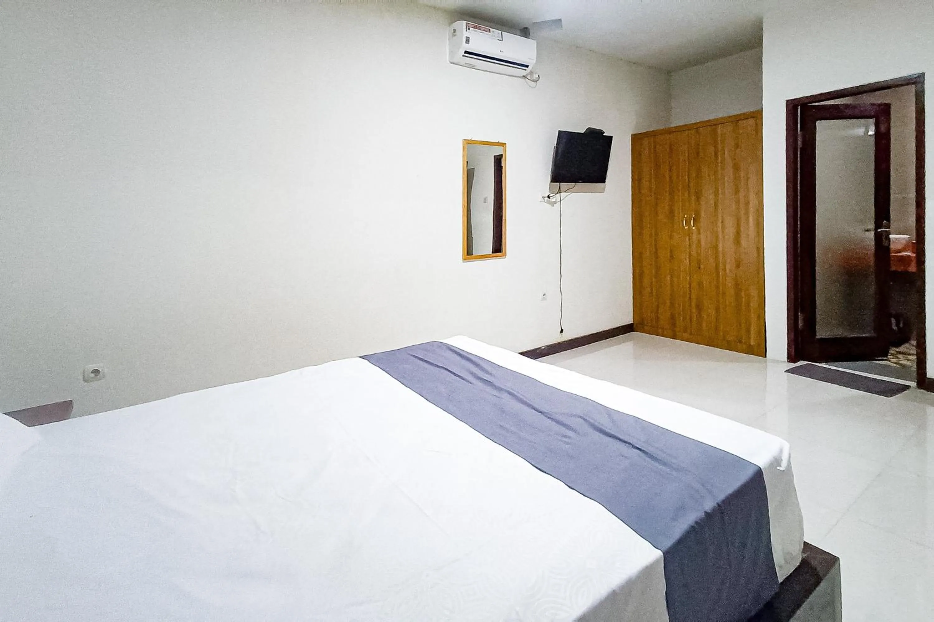 Bedroom, Bed in RedDoorz at RRR Guesthouse Mataram