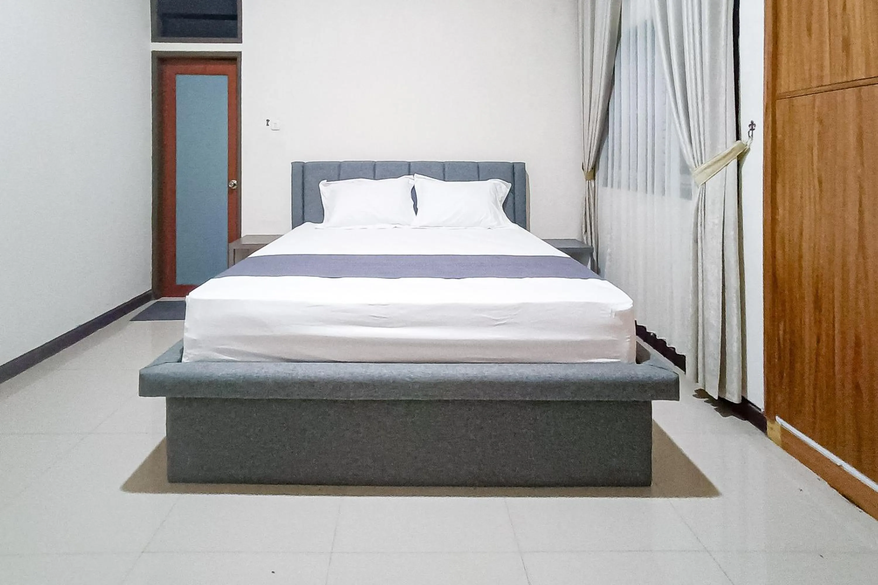 Bedroom, Bed in RedDoorz at RRR Guesthouse Mataram