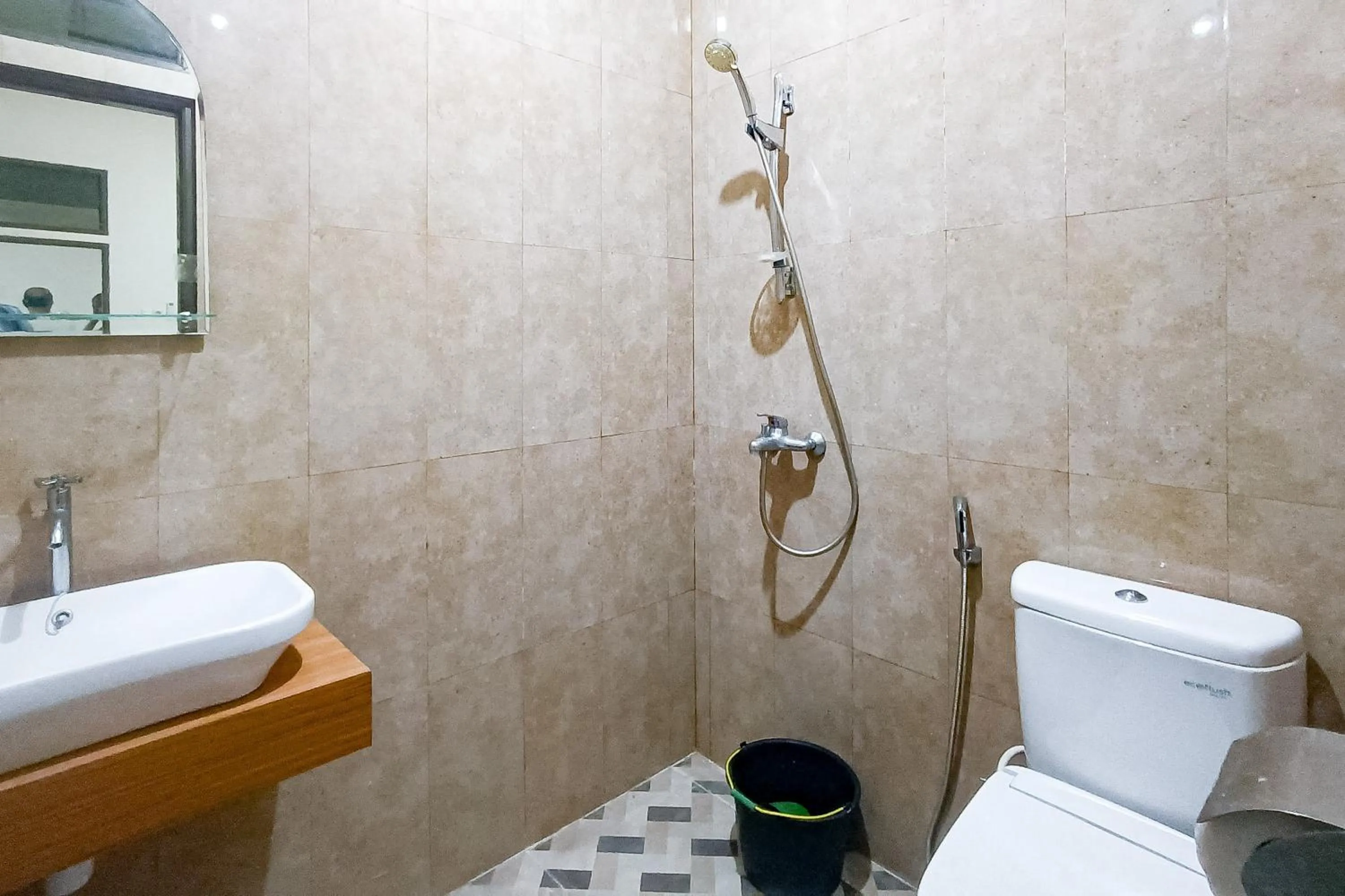 Bathroom in RedDoorz at RRR Guesthouse Mataram