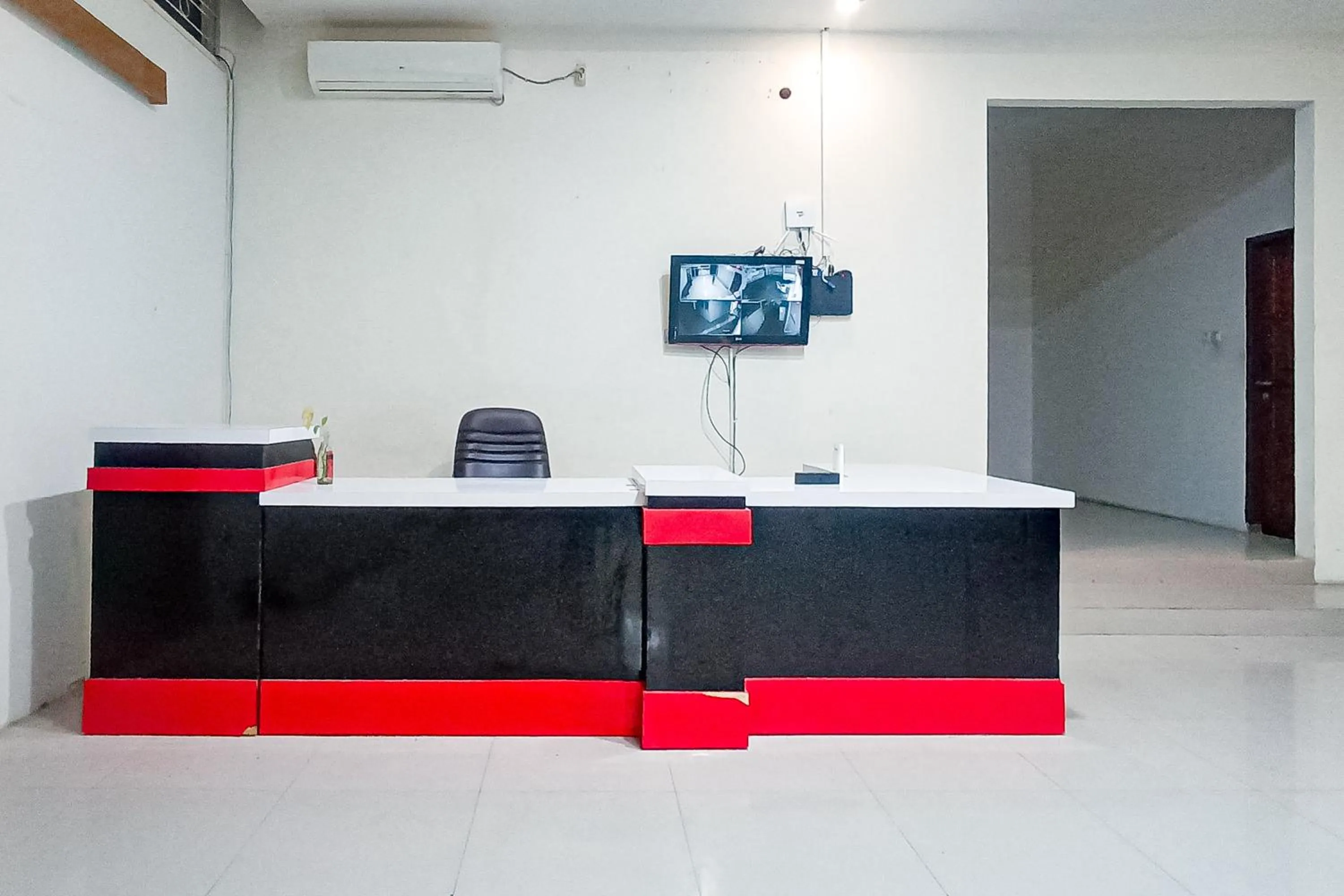Lobby or reception in RedDoorz at RRR Guesthouse Mataram