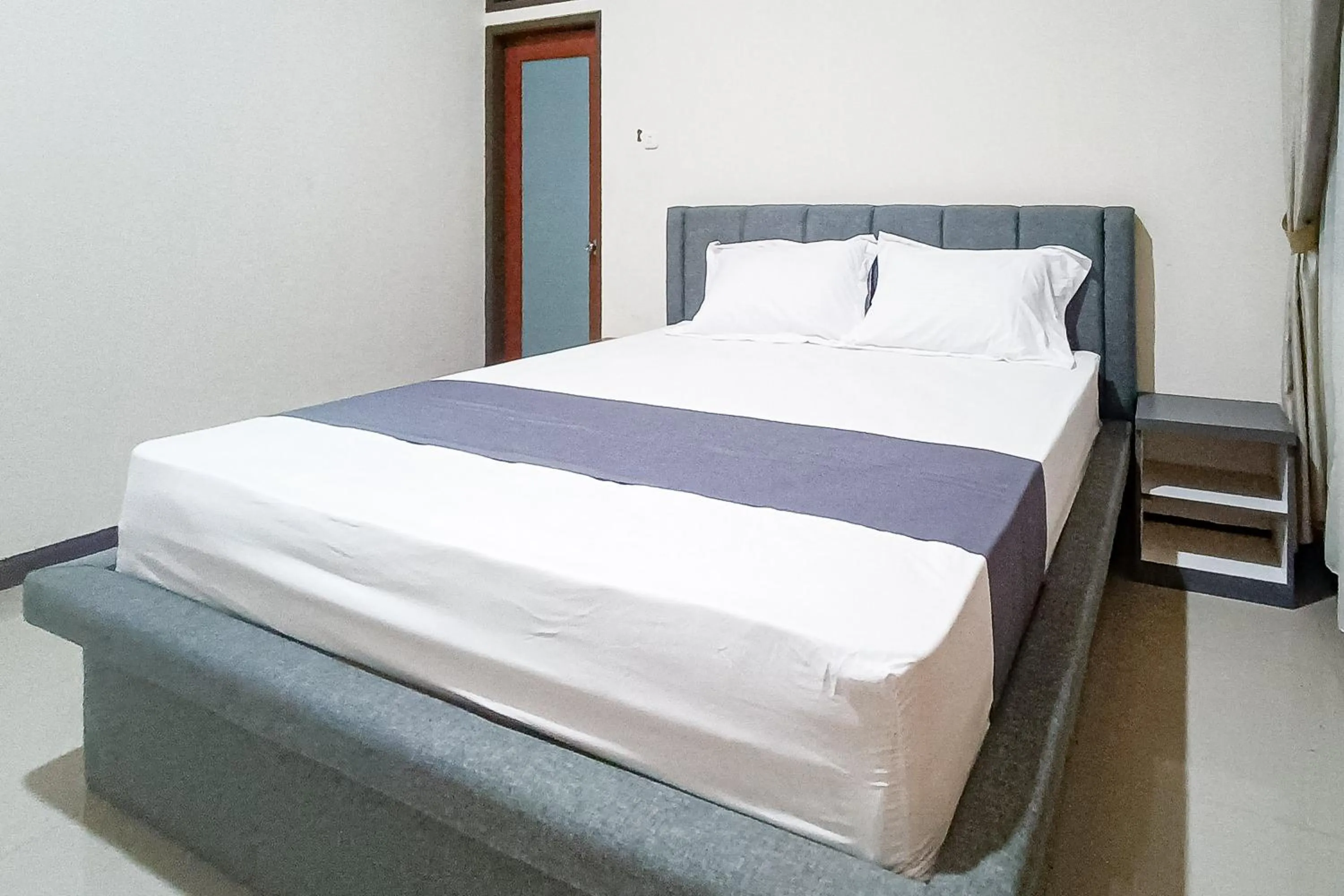Bedroom, Bed in RedDoorz at RRR Guesthouse Mataram
