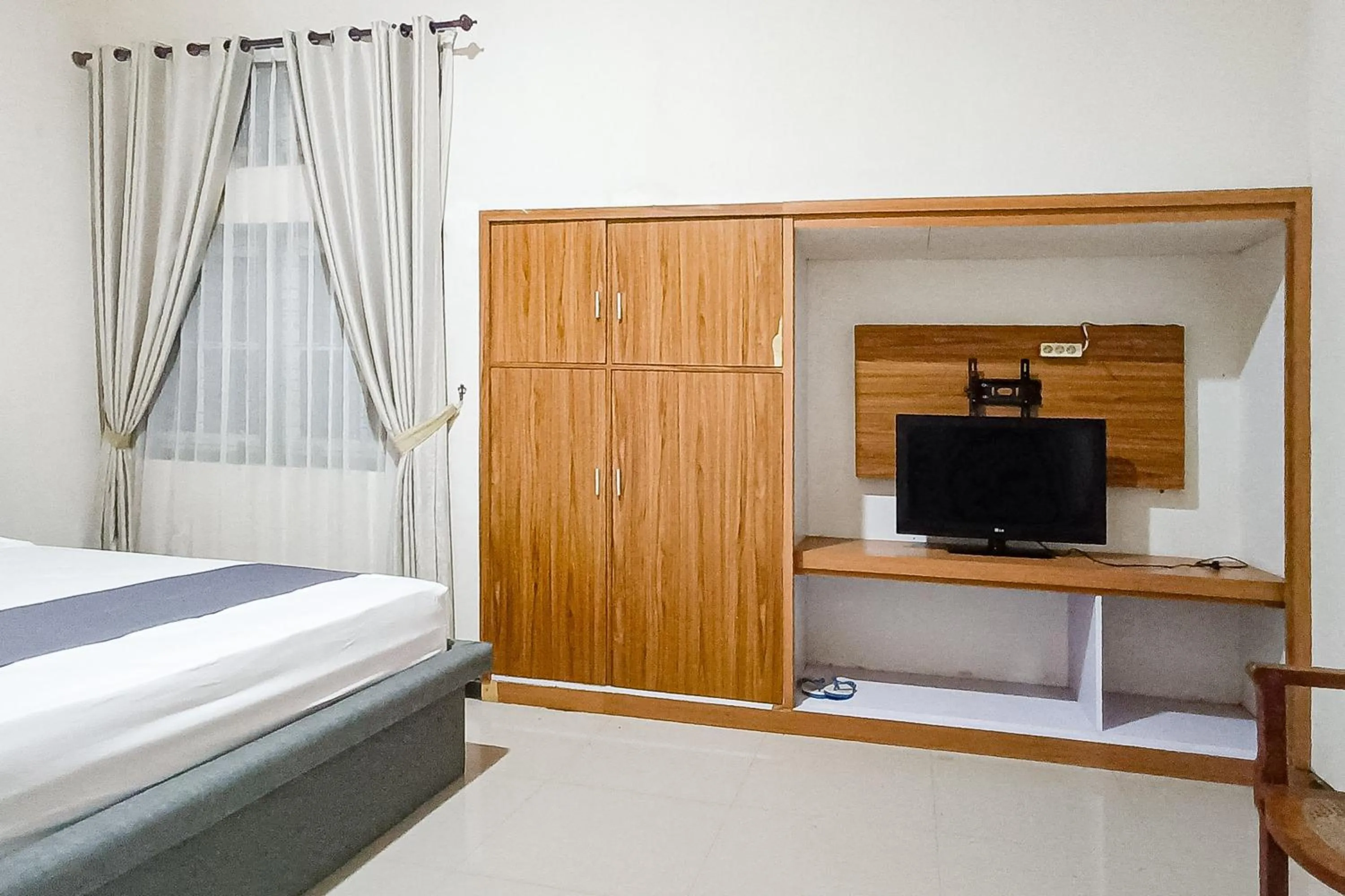 Bedroom, Bed in RedDoorz at RRR Guesthouse Mataram