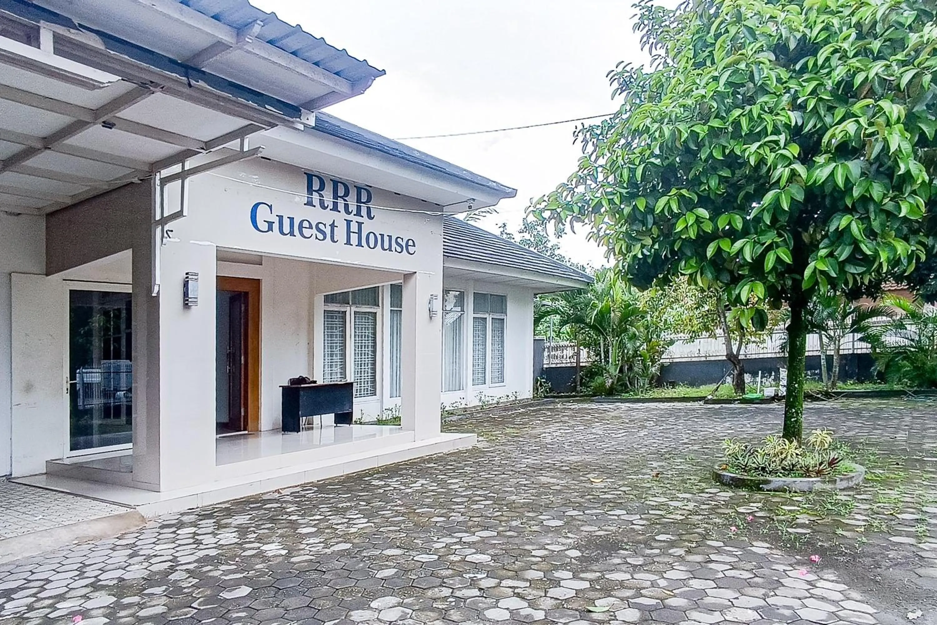 Facade/entrance in RedDoorz at RRR Guesthouse Mataram