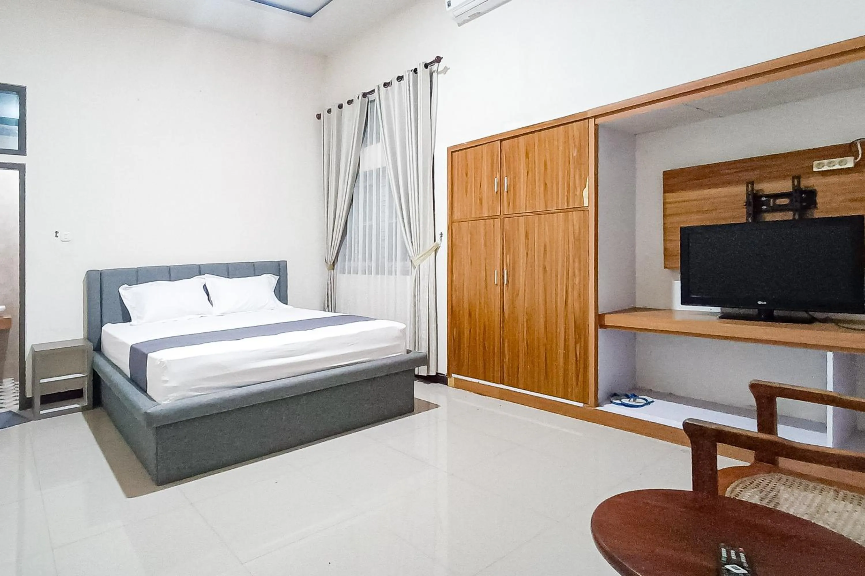 Bedroom, Bed in RedDoorz at RRR Guesthouse Mataram