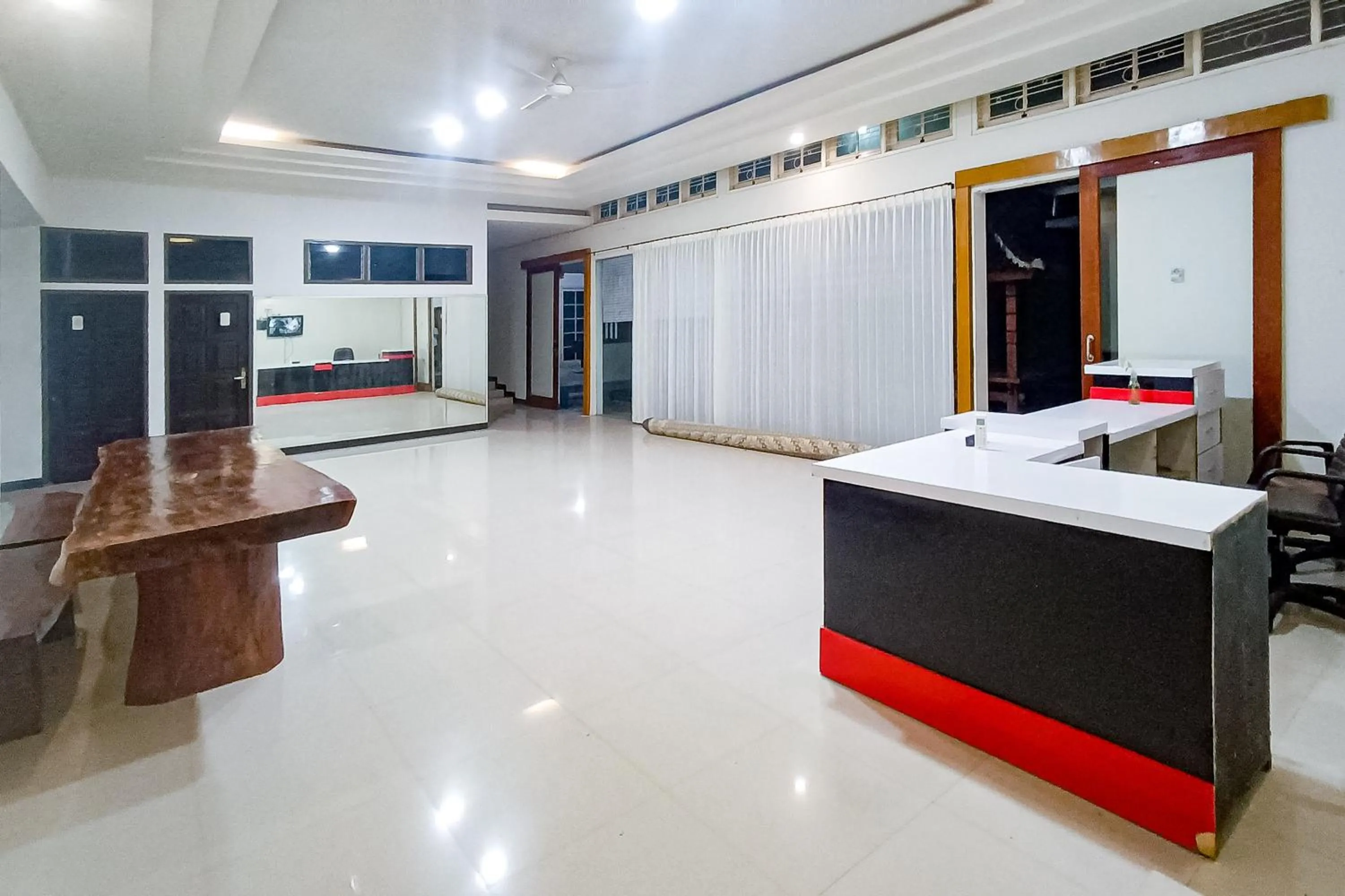 Lobby or reception in RedDoorz at RRR Guesthouse Mataram