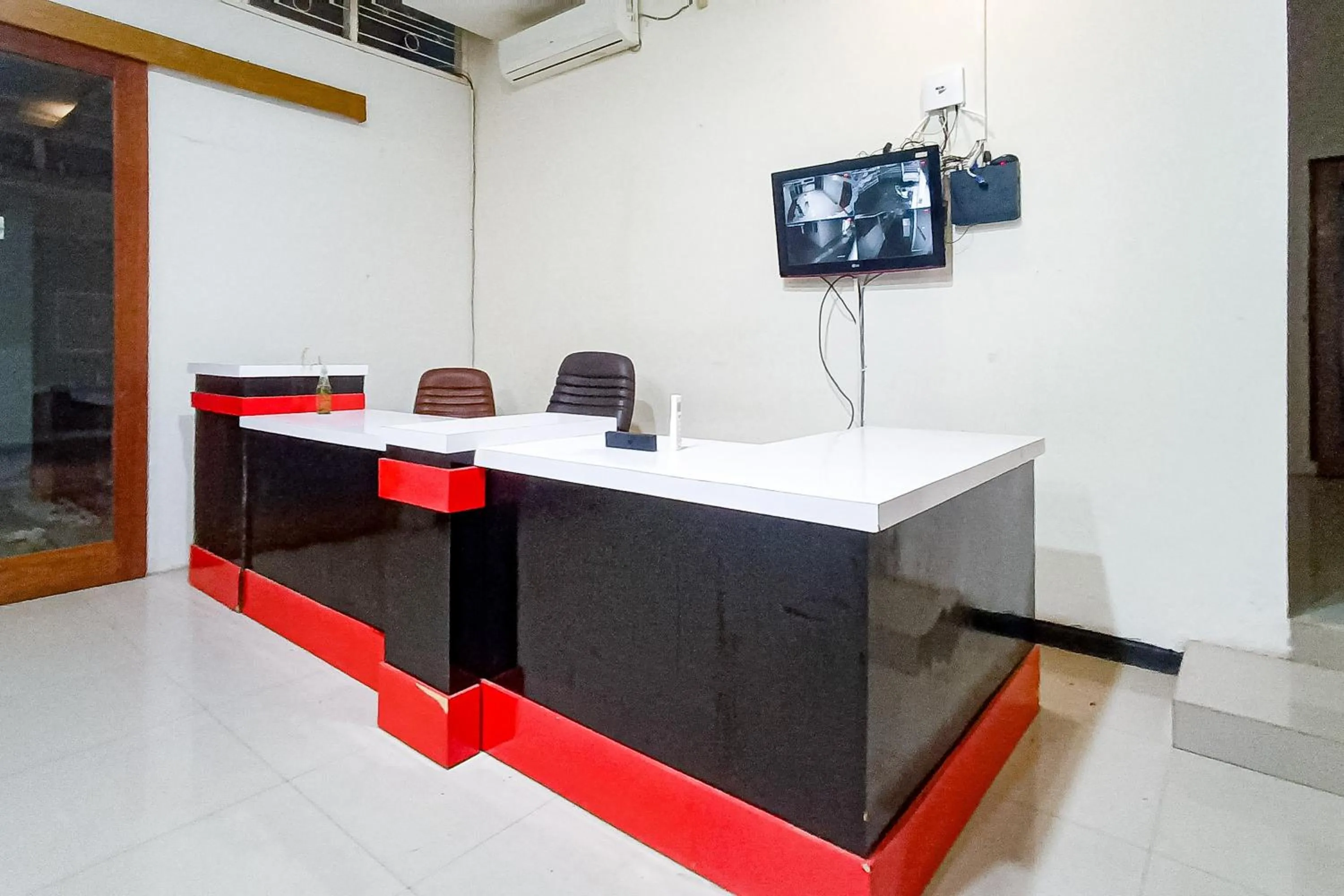 Lobby or reception in RedDoorz at RRR Guesthouse Mataram