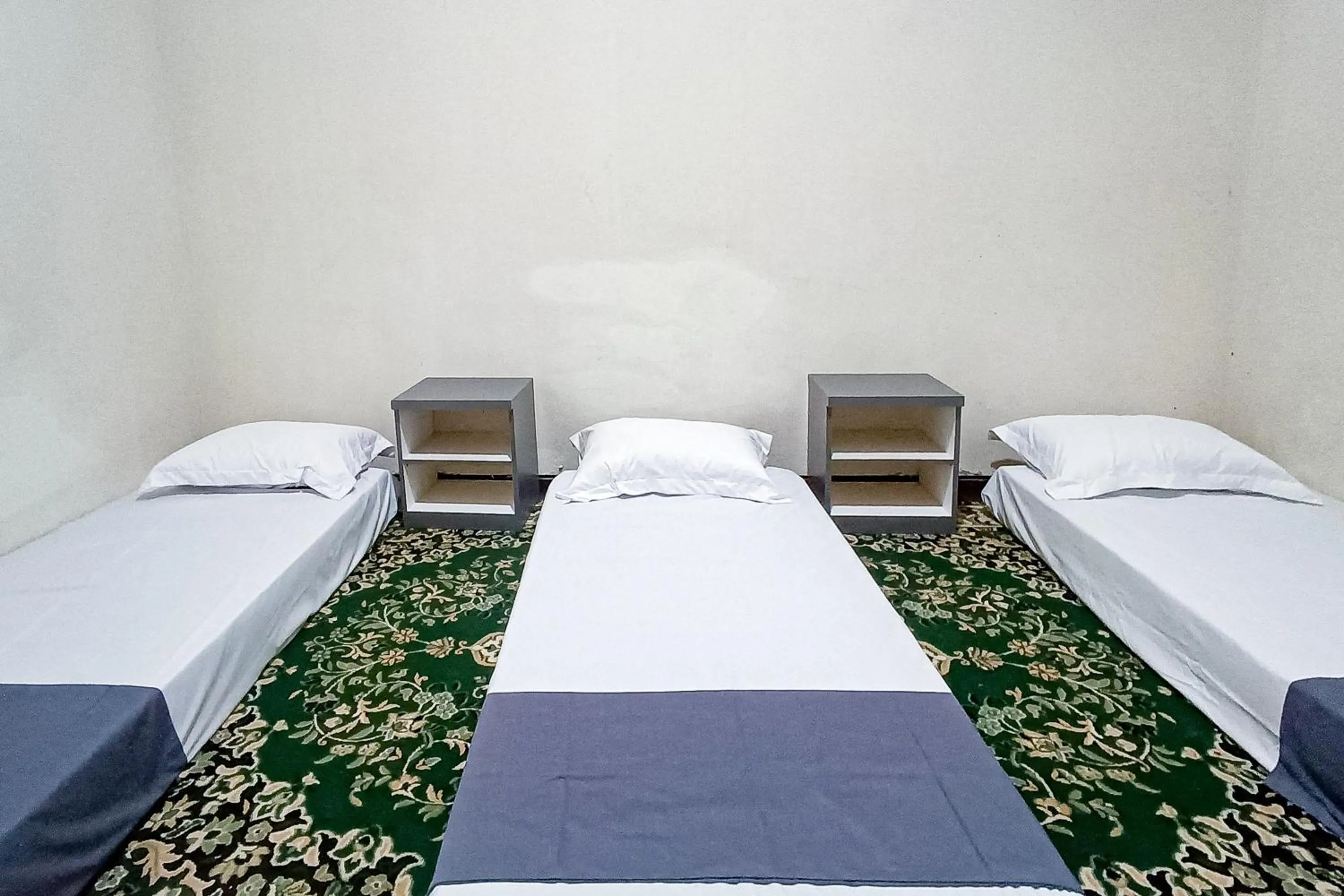 Bedroom, Bed in RedDoorz at RRR Guesthouse Mataram