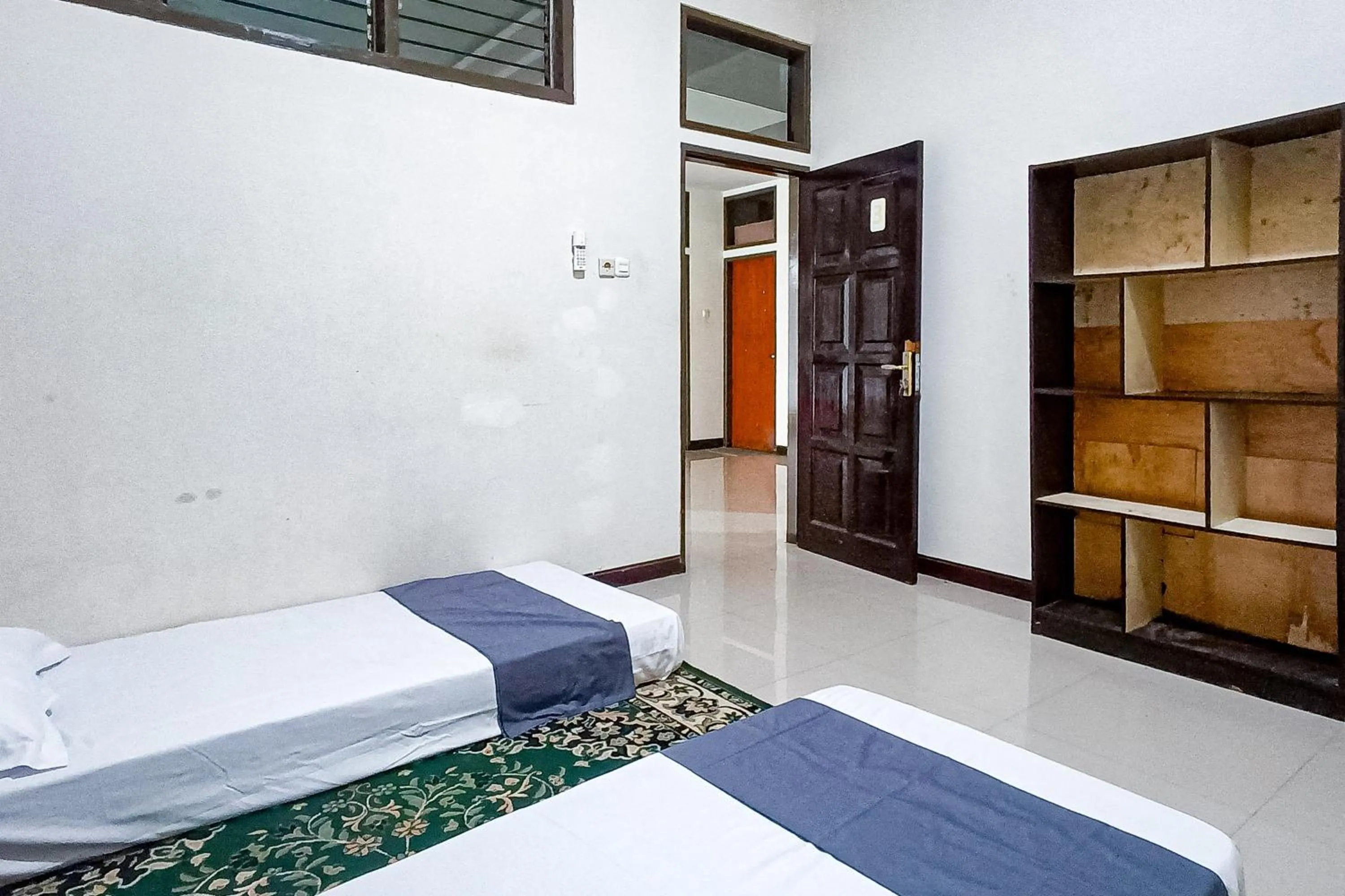 Bedroom, Bed in RedDoorz at RRR Guesthouse Mataram