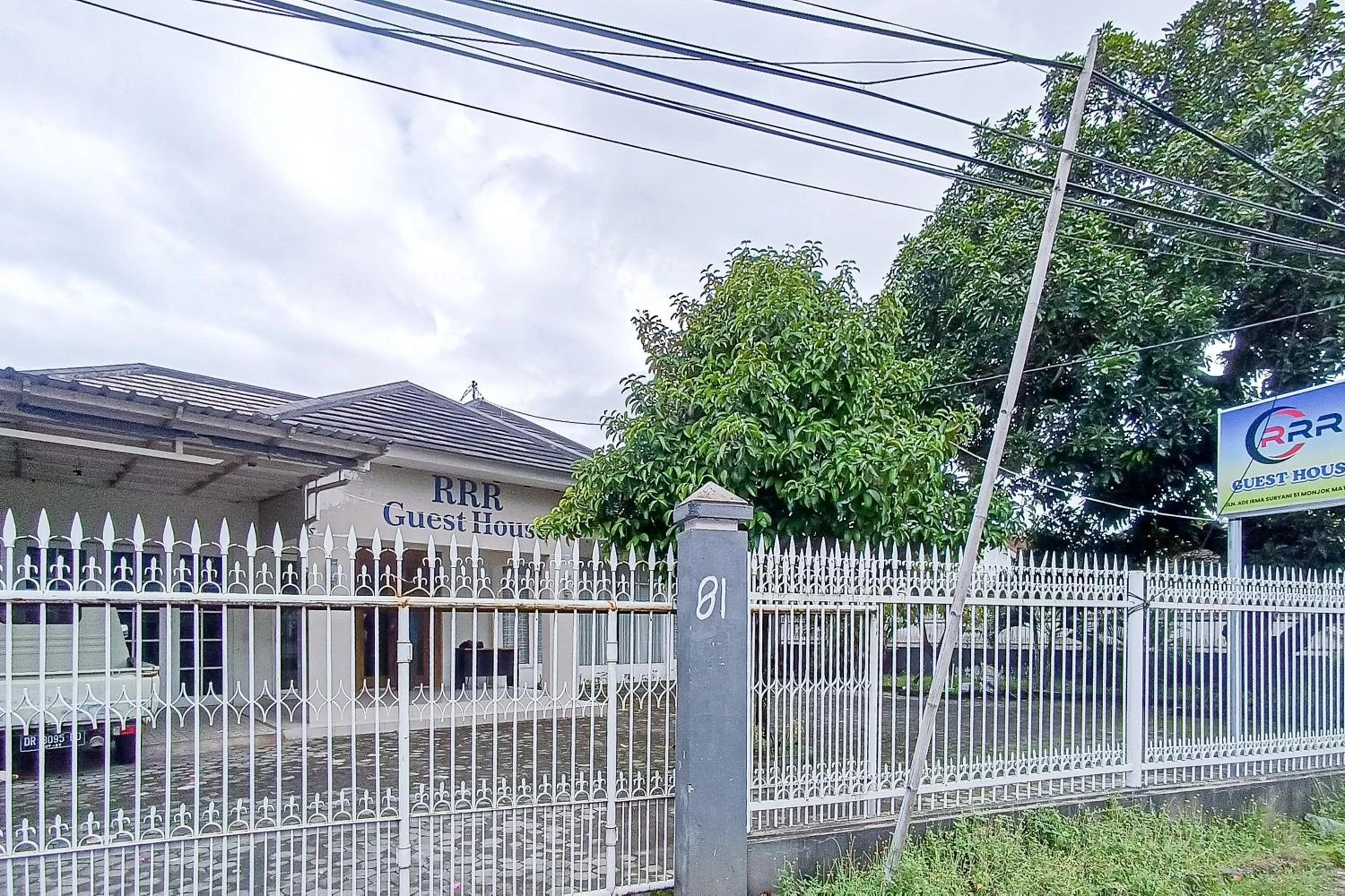 Facade/entrance in RedDoorz at RRR Guesthouse Mataram