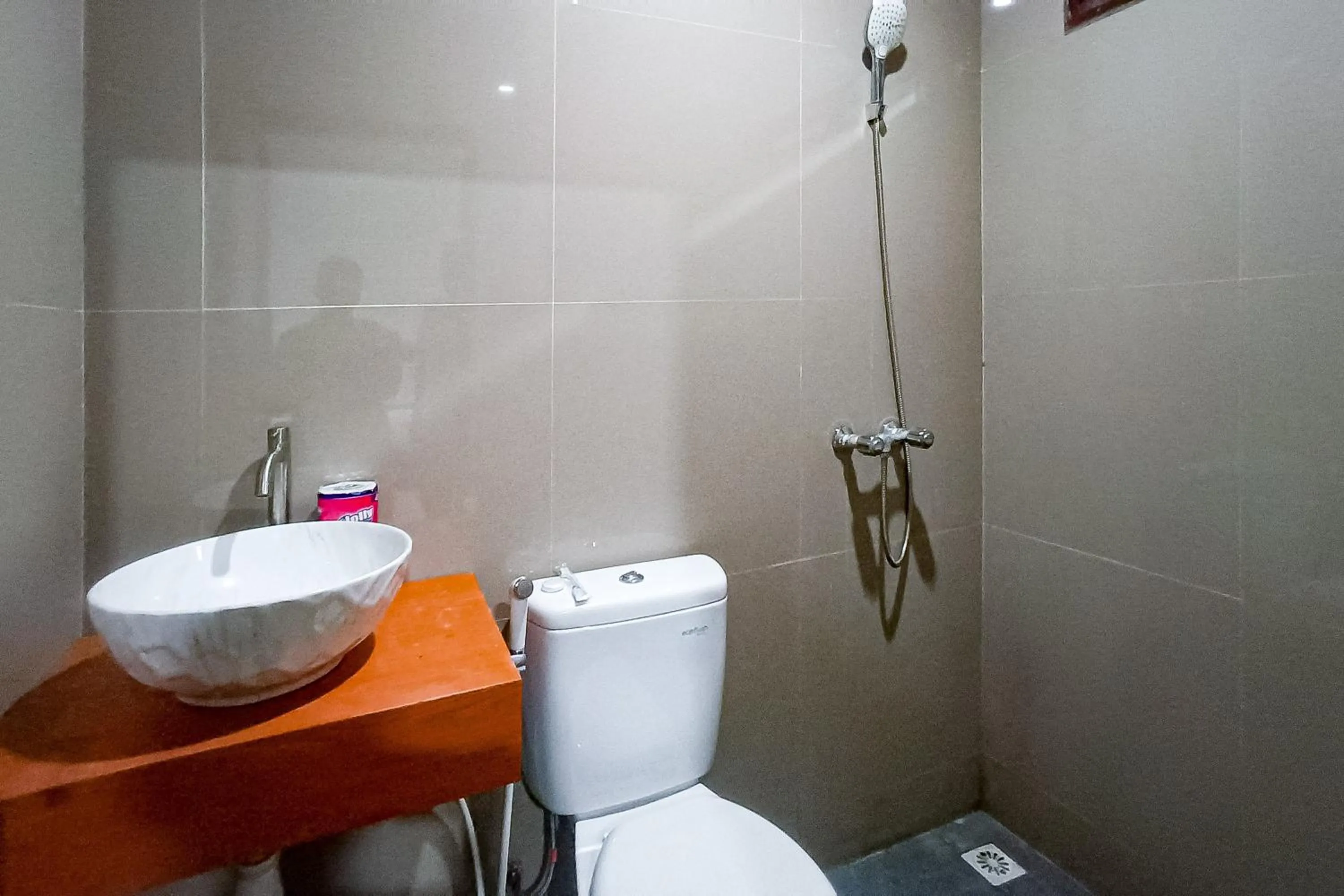 Bathroom in RedDoorz at RRR Guesthouse Mataram