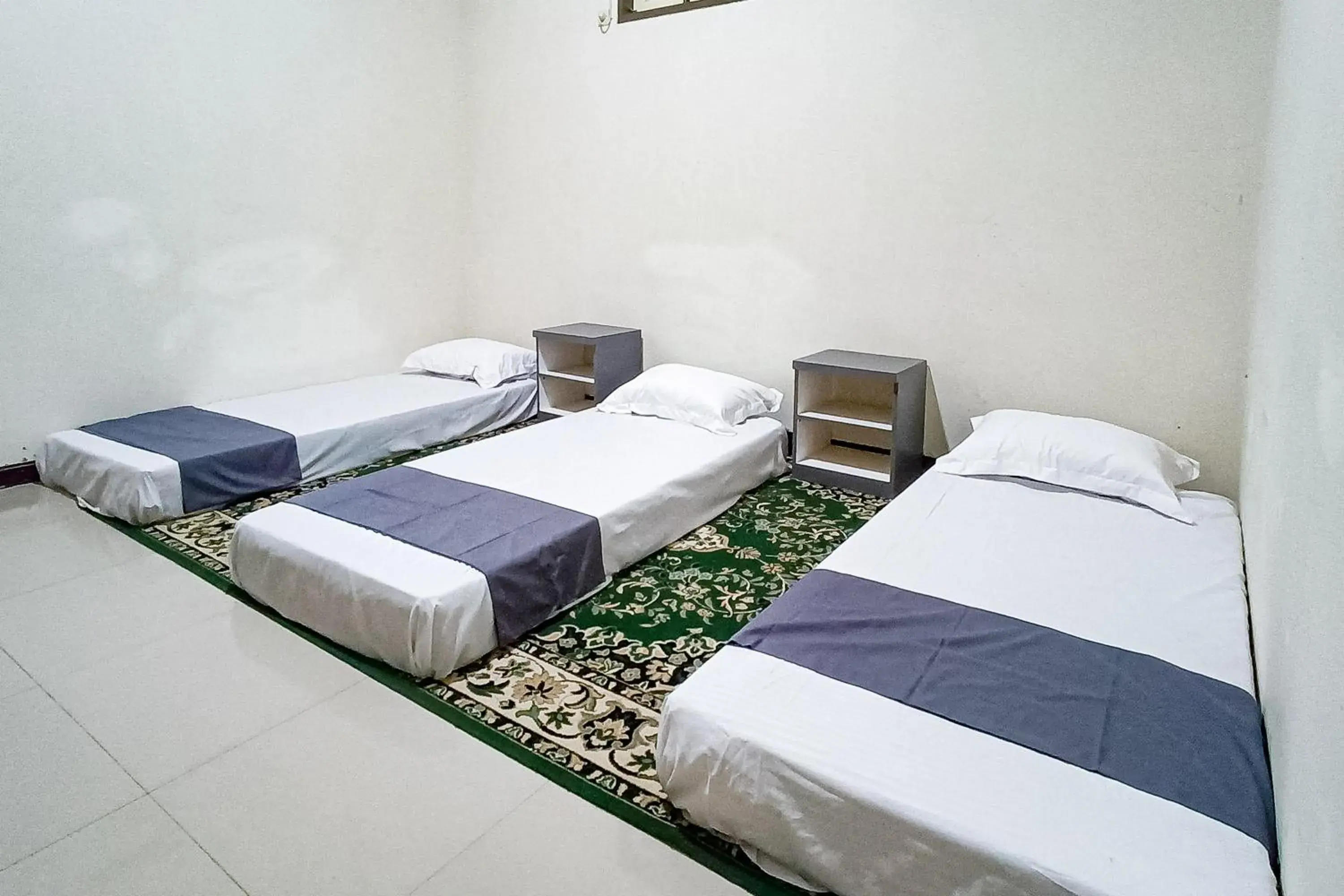 Family Room with Shared Bathroom in RedDoorz at RRR Guesthouse Mataram Family Room with Shared Bathroom in RedDoorz at RRR Guesthouse Mataram